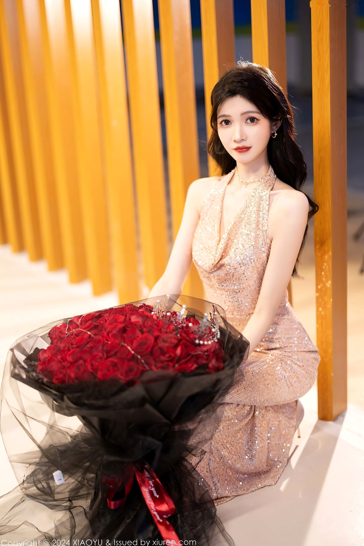 XiaoYu语画界-1195-程程程-淡金礼服长裙玫瑰花束与黑色轻透情趣内衣私房写真,极致黑丝诱惑,展现冷艳御姐氛围感-2024.01.31
