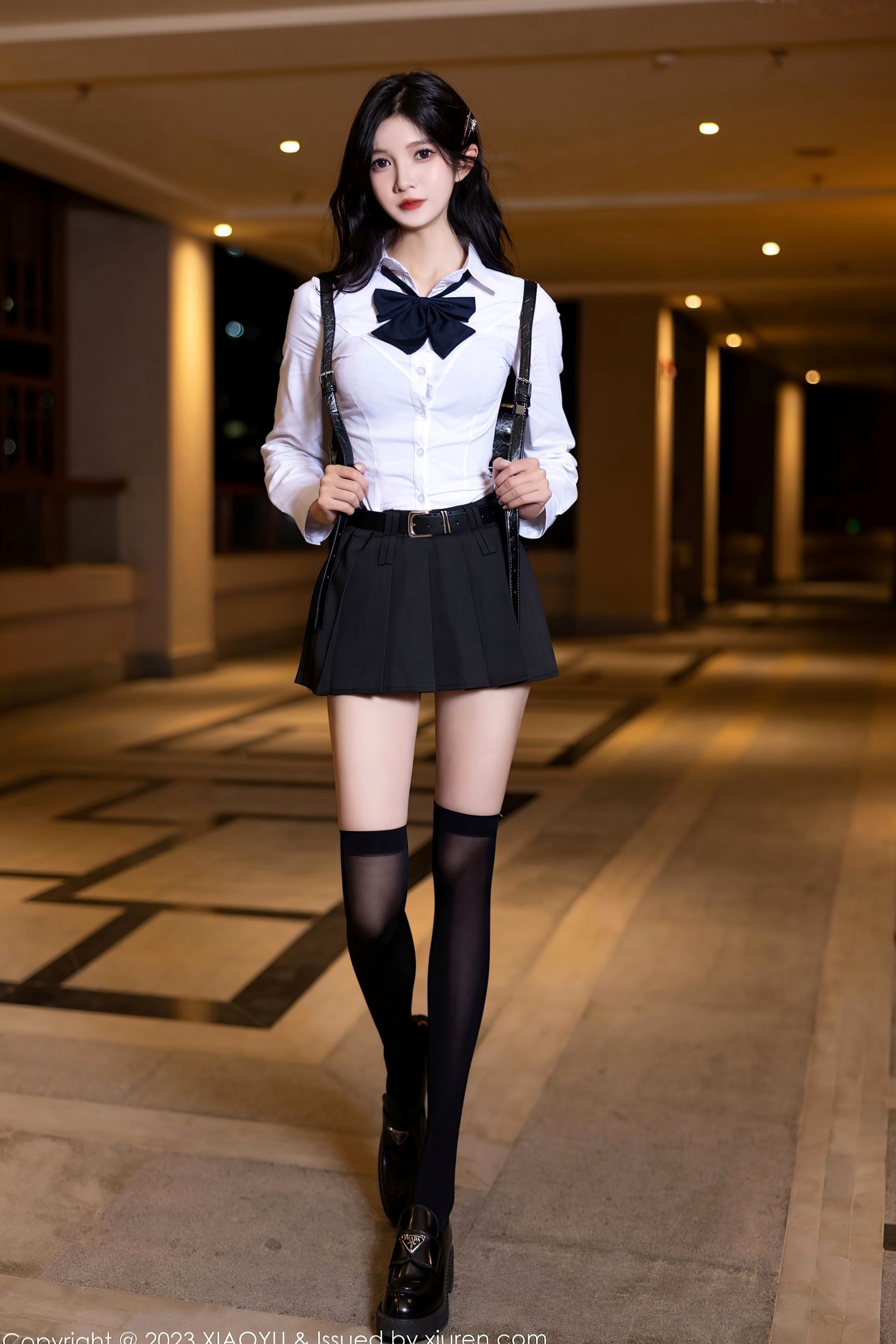 XiaoYu语画界-程程程:清纯白衬衫制服诱惑,黑色蕾丝与黑丝美腿,演绎冷艳迷人私房写真