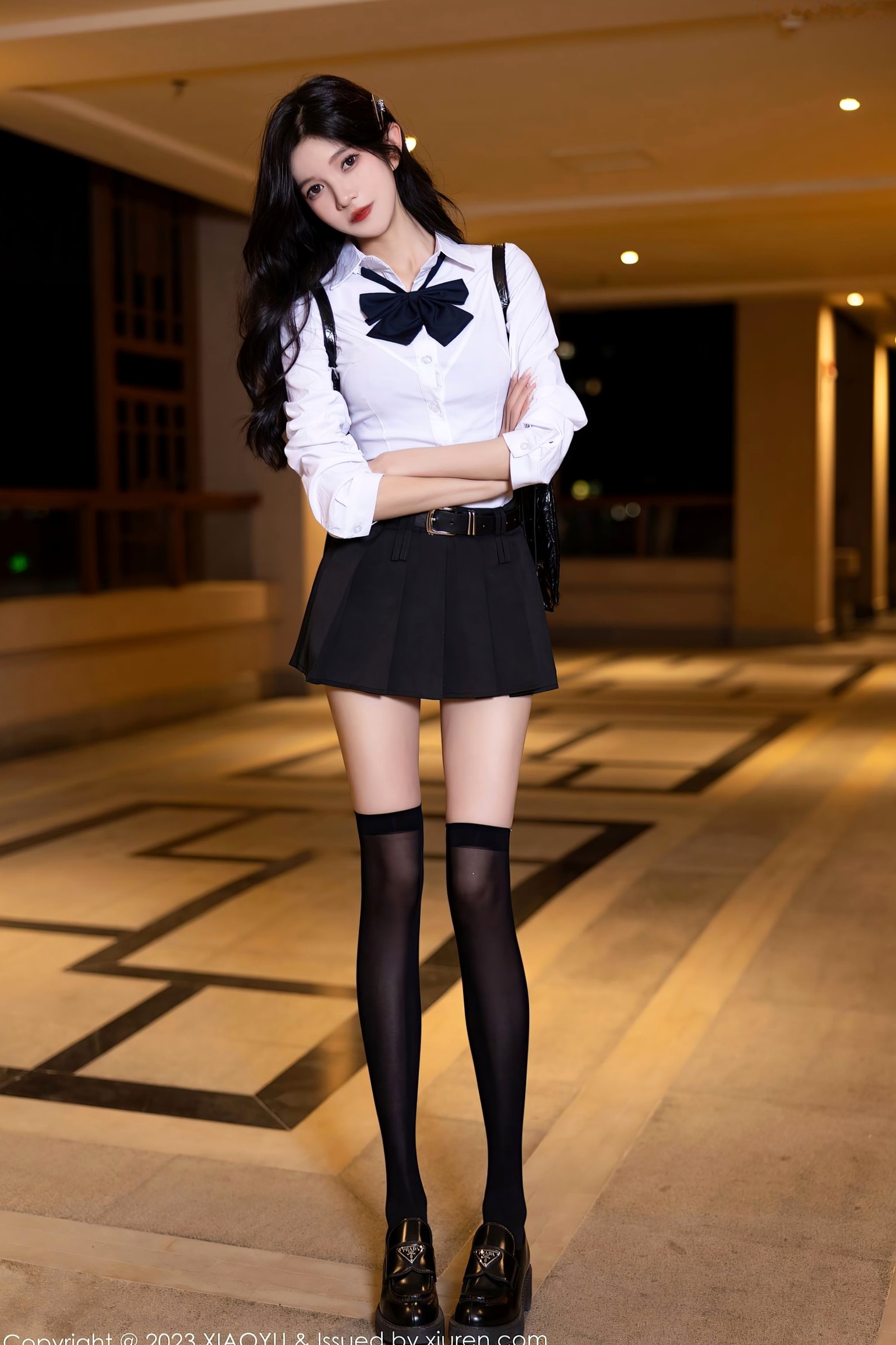 XiaoYu语画界-程程程:清纯白衬衫制服诱惑,黑色蕾丝与黑丝美腿,演绎冷艳迷人私房写真