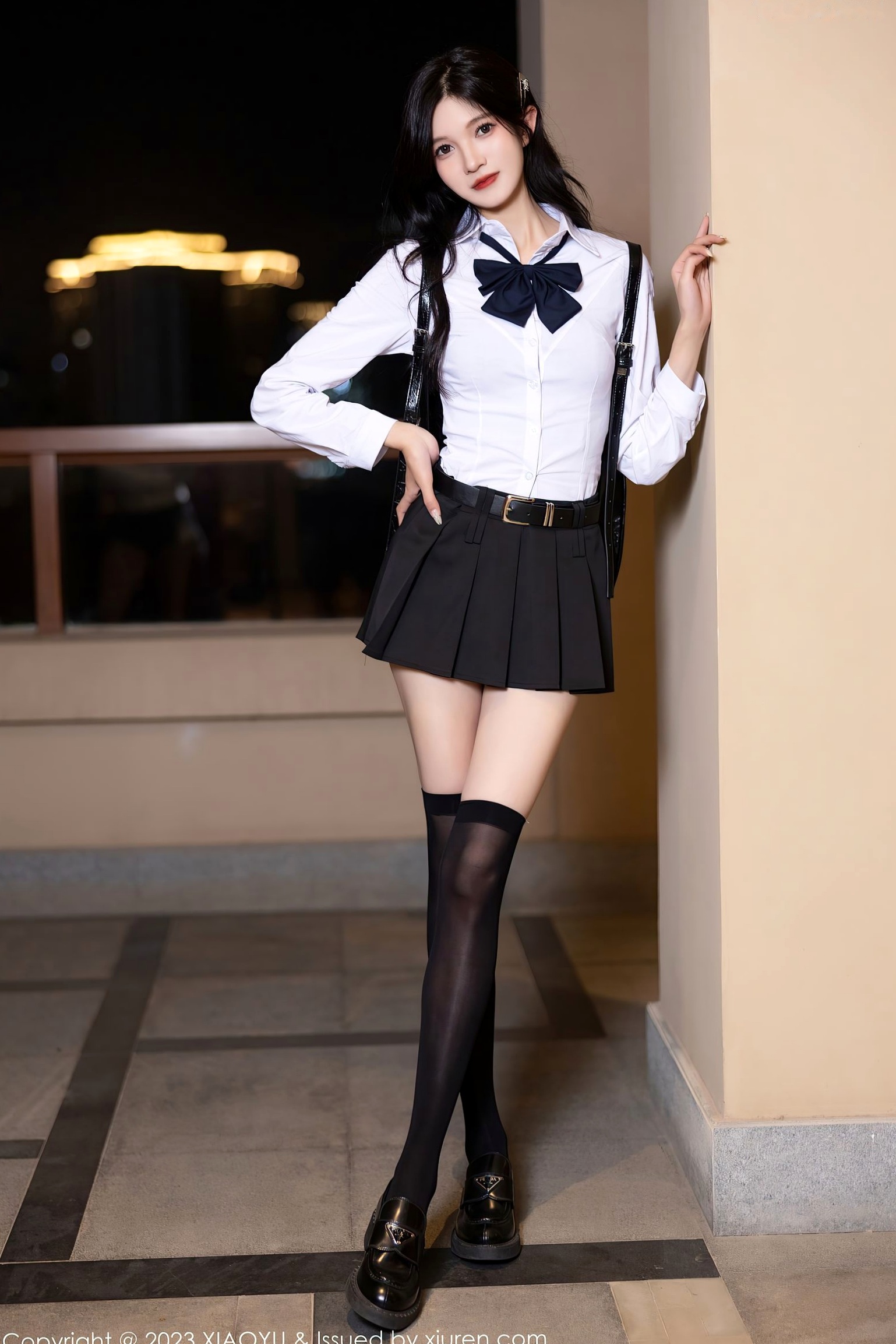 XiaoYu语画界-程程程:清纯白衬衫制服诱惑,黑色蕾丝与黑丝美腿,演绎冷艳迷人私房写真
