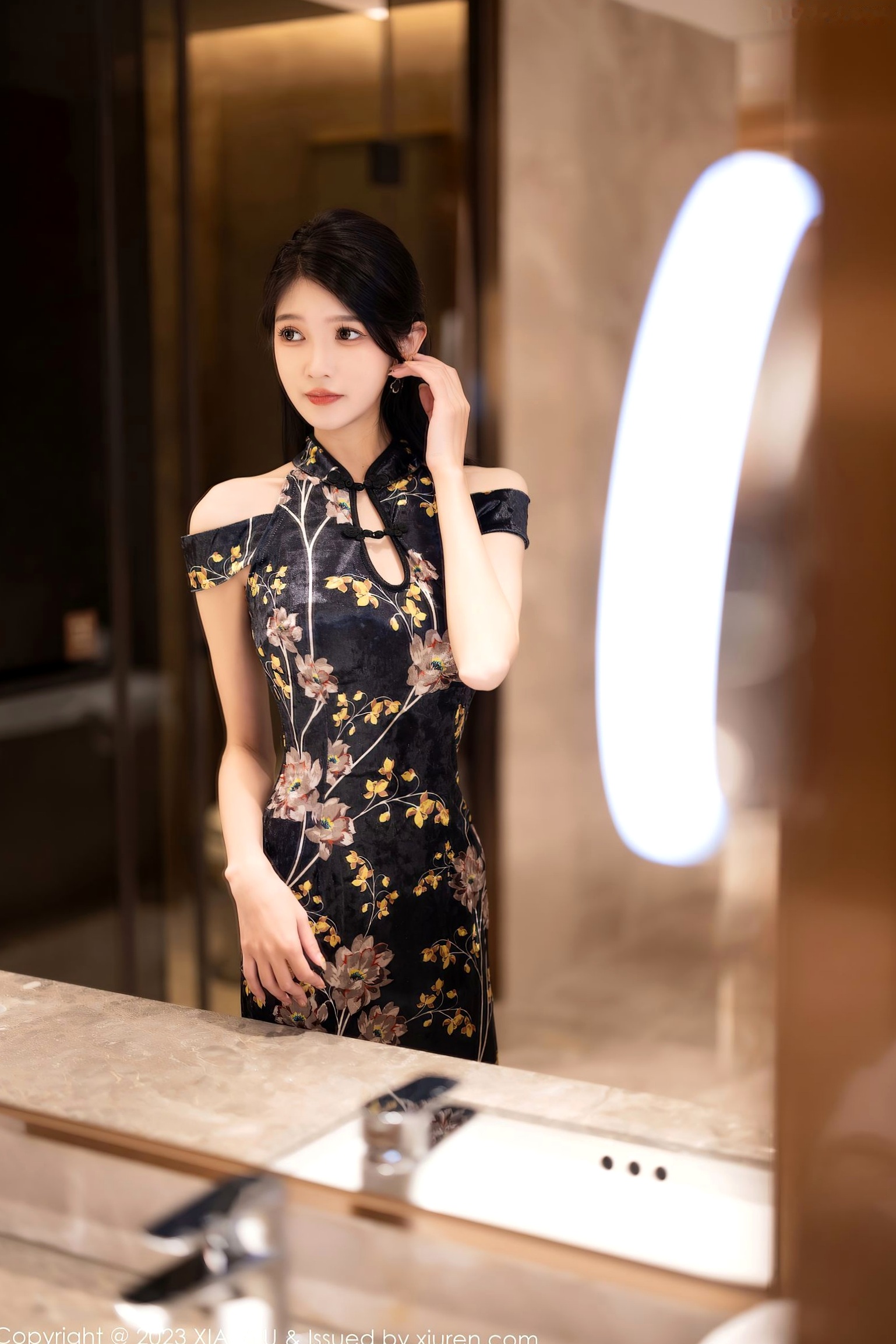 语画界-程程程-制服诱惑系列,白衬衫警察装扮搭配黑丝高跟,性感御女写真
