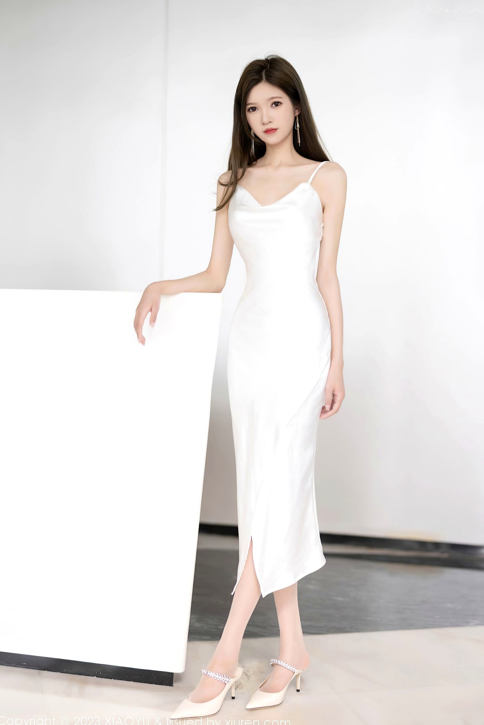 XiaoYu语画界-1050-程程程-清纯气质女神演绎淡粉肚兜古风与简约白裙室内写真
