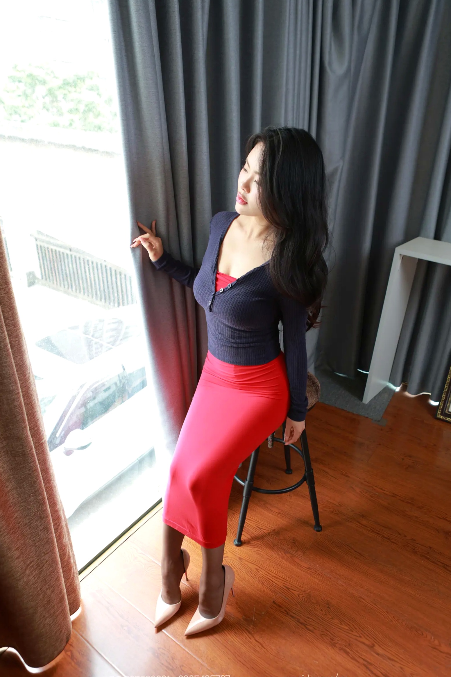 IESS异思趣向 兔兔《红裙翘腿》职业风丝袜美腿,气质女神优雅修身红裙私房大片