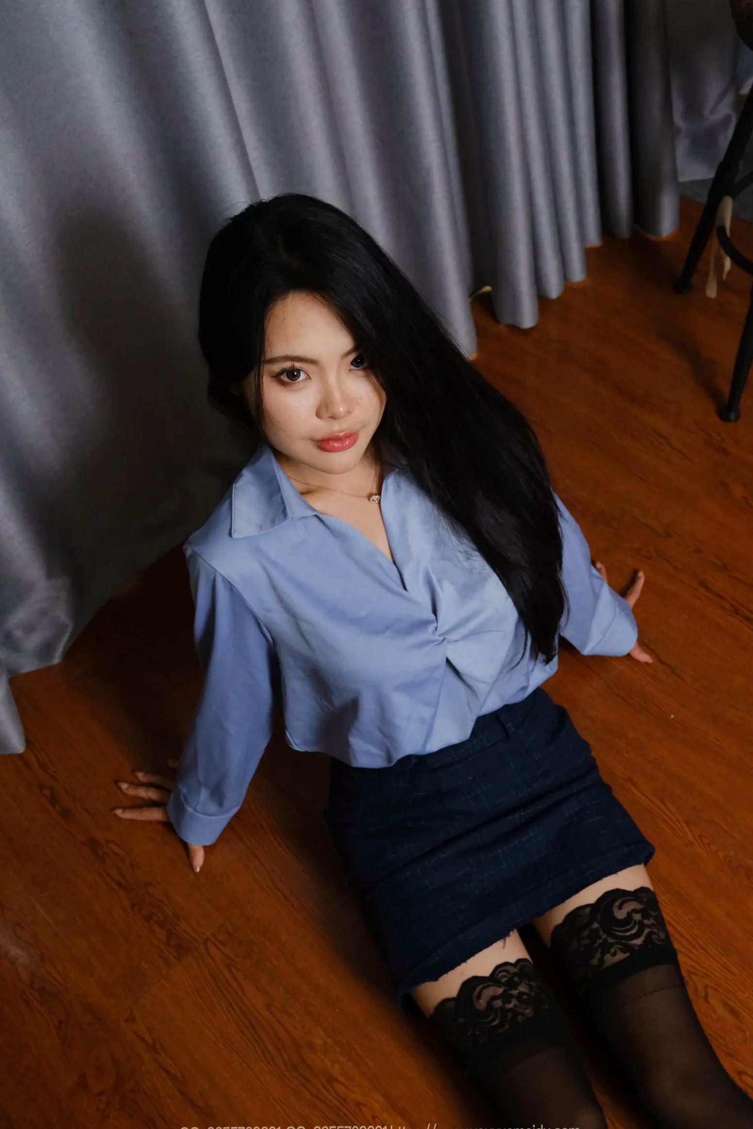 IESS异思趣向 兔兔《蓝衣半筒袜》私房职场风 黑色丝袜长腿诱惑 气质御姐写真