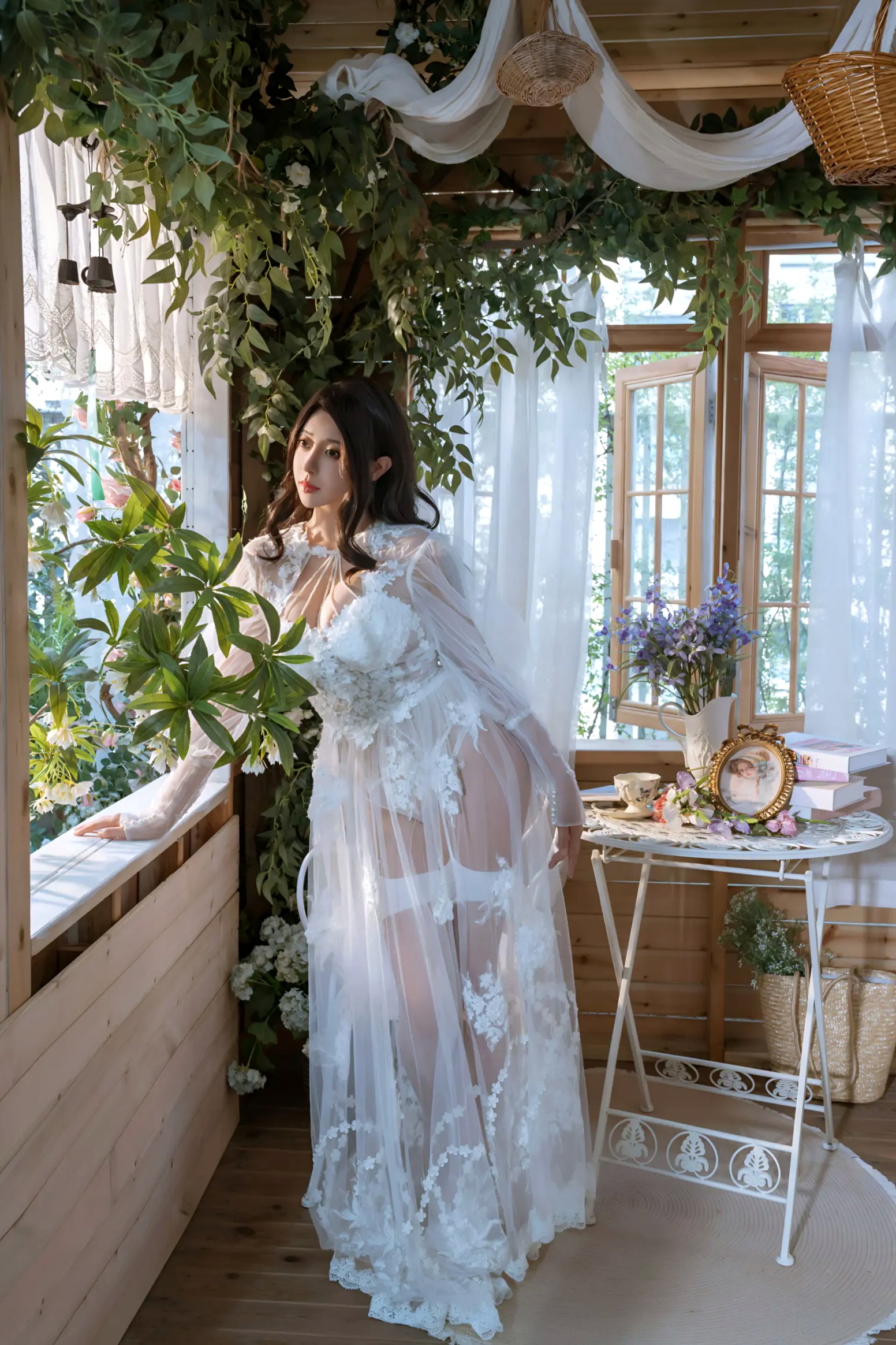 奈汐酱nice绝美下午茶写真,白纱蕾丝私房诱惑,花海光影与绝妙曲线的视觉盛宴