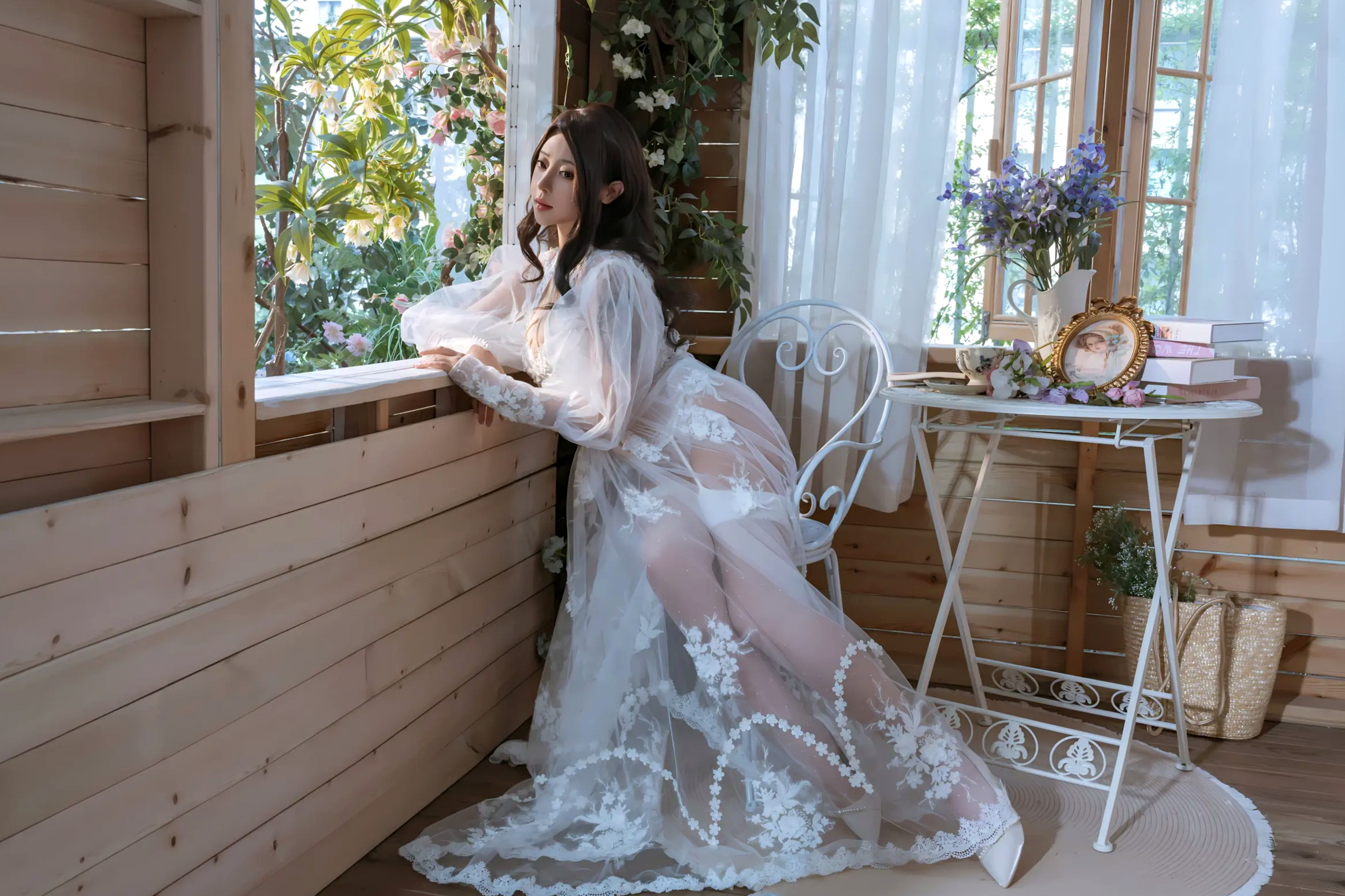奈汐酱nice绝美下午茶写真,白纱蕾丝私房诱惑,花海光影与绝妙曲线的视觉盛宴