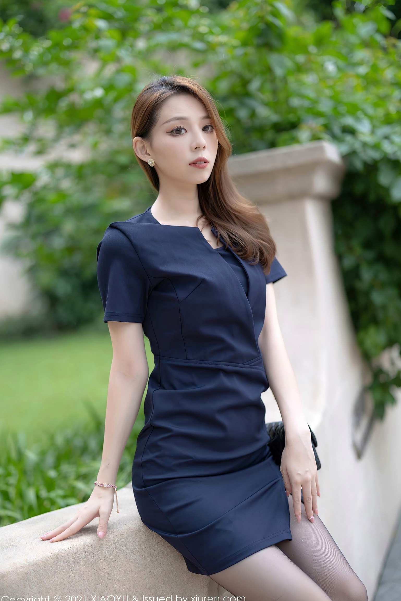 XiaoYu语画界-589-言沫精致蕾丝内衣与黑丝美腿私房大片,优雅气质御姐街拍时尚写真