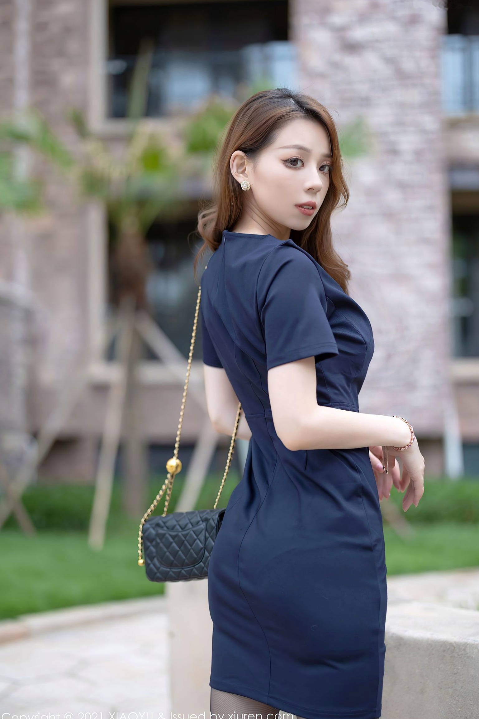 XiaoYu语画界-589-言沫精致蕾丝内衣与黑丝美腿私房大片,优雅气质御姐街拍时尚写真