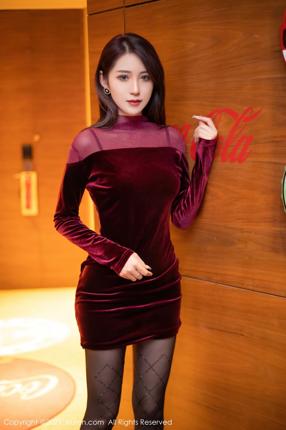 骨感女神周慕汐 猩红礼裙纷呈艳艳