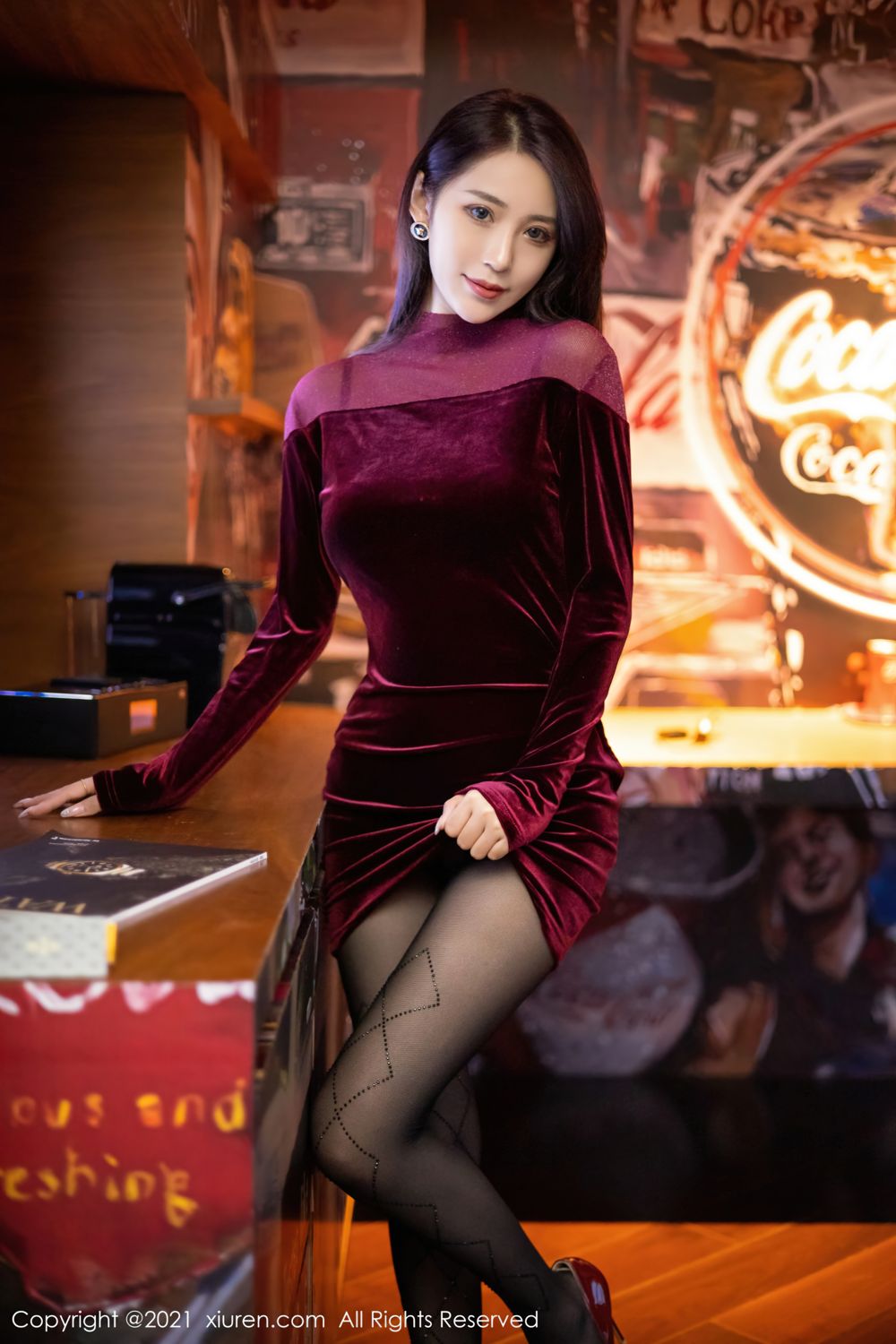 骨感女神周慕汐 猩红礼裙纷呈艳艳