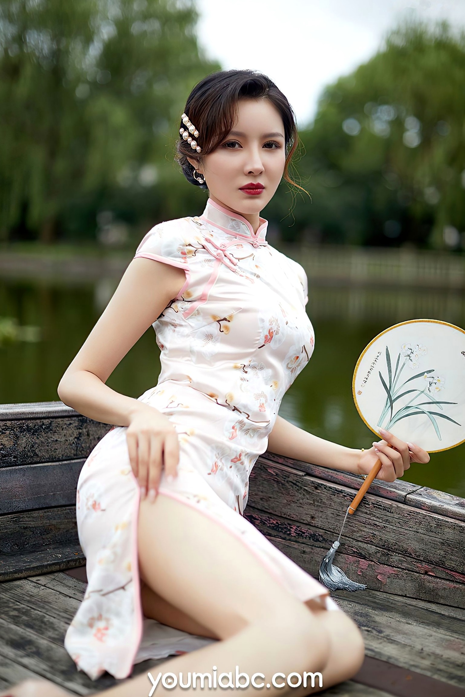 YouMi尤蜜 黄金宝儿《苏州河》旗袍中式古典与卧室私房性感写真
