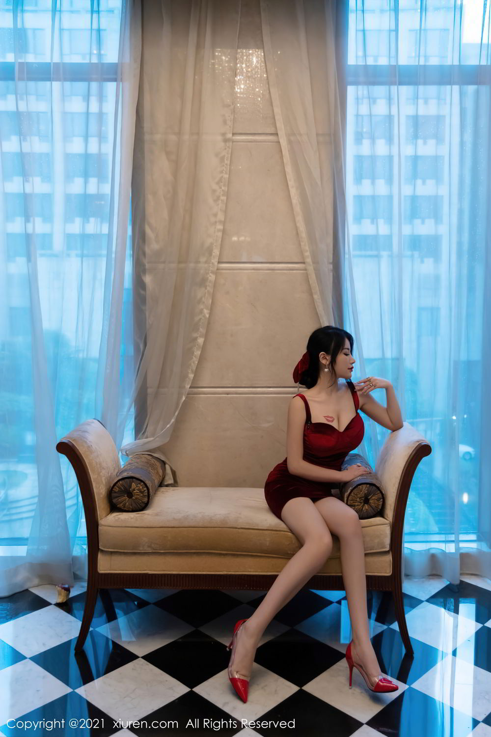 丰腴有致的美七 红色紧身衣主题