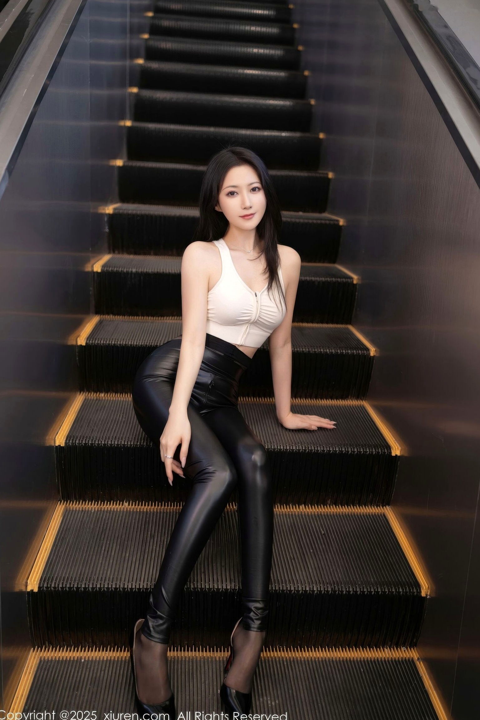 XiuRen秀人网-11021-鱼子酱Fish:极致曲线,黑色皮裤背心演绎冷艳时尚,机场场景尽显火辣御姐范