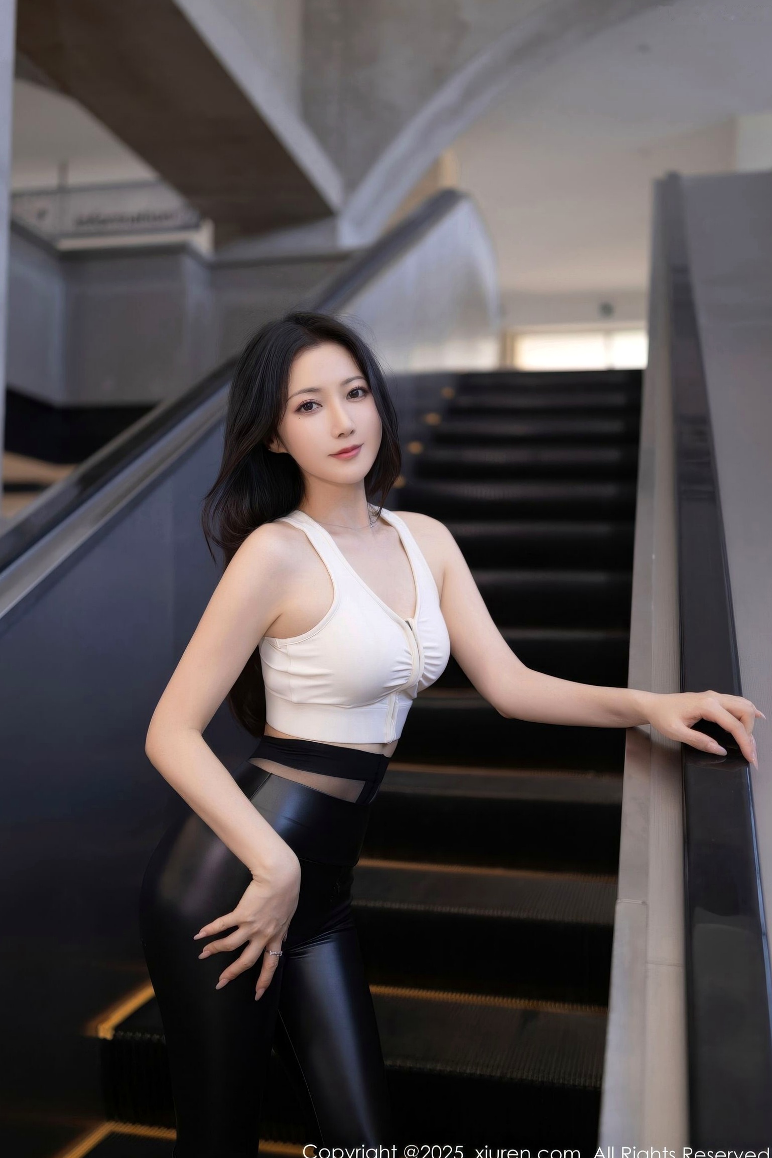 XiuRen秀人网-11021-鱼子酱Fish:极致曲线,黑色皮裤背心演绎冷艳时尚,机场场景尽显火辣御姐范