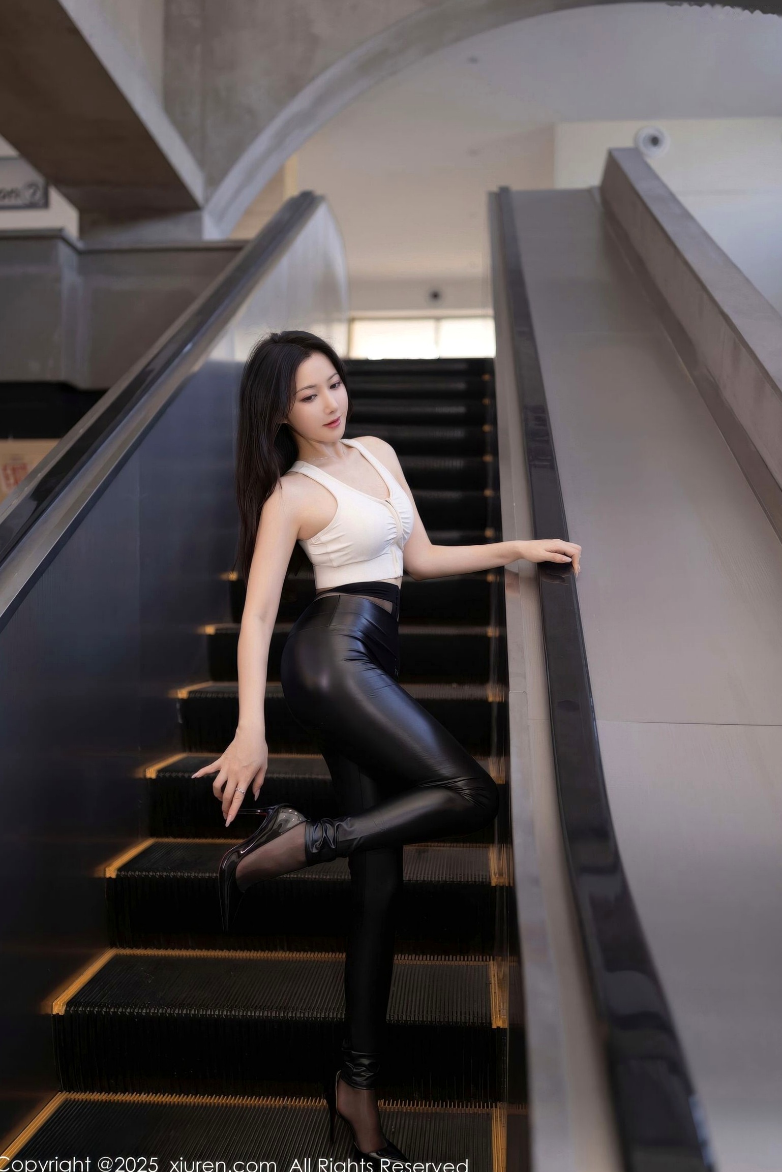 XiuRen秀人网-11021-鱼子酱Fish:极致曲线,黑色皮裤背心演绎冷艳时尚,机场场景尽显火辣御姐范