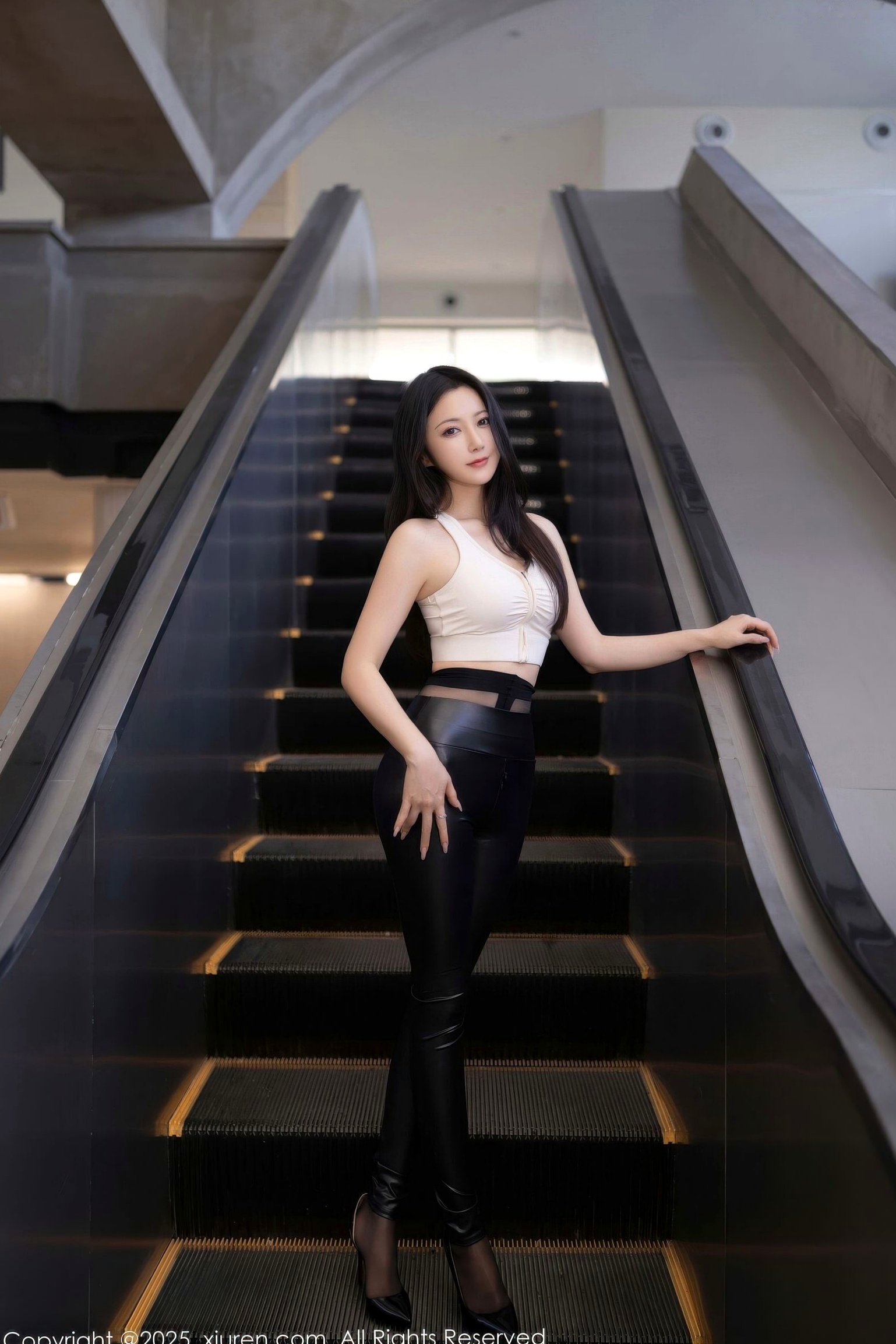 XiuRen秀人网-11021-鱼子酱Fish:极致曲线,黑色皮裤背心演绎冷艳时尚,机场场景尽显火辣御姐范