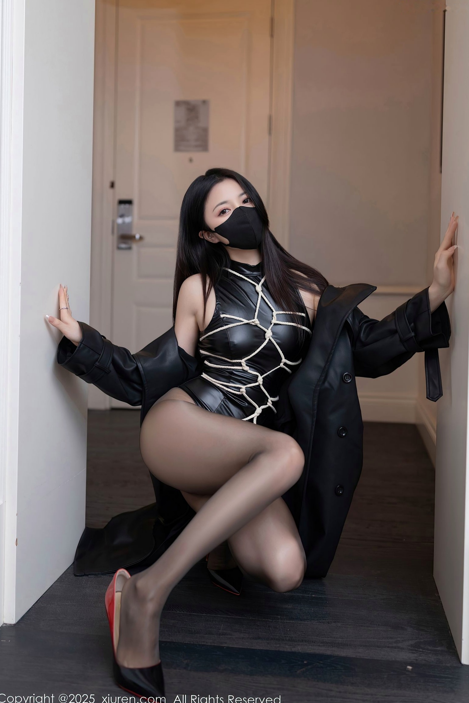 XiuRen秀人网-9835-鱼子酱Fish-黑色丝袜紧身衣私房美图-性感长腿高跟鞋女神大片-2025.01.26