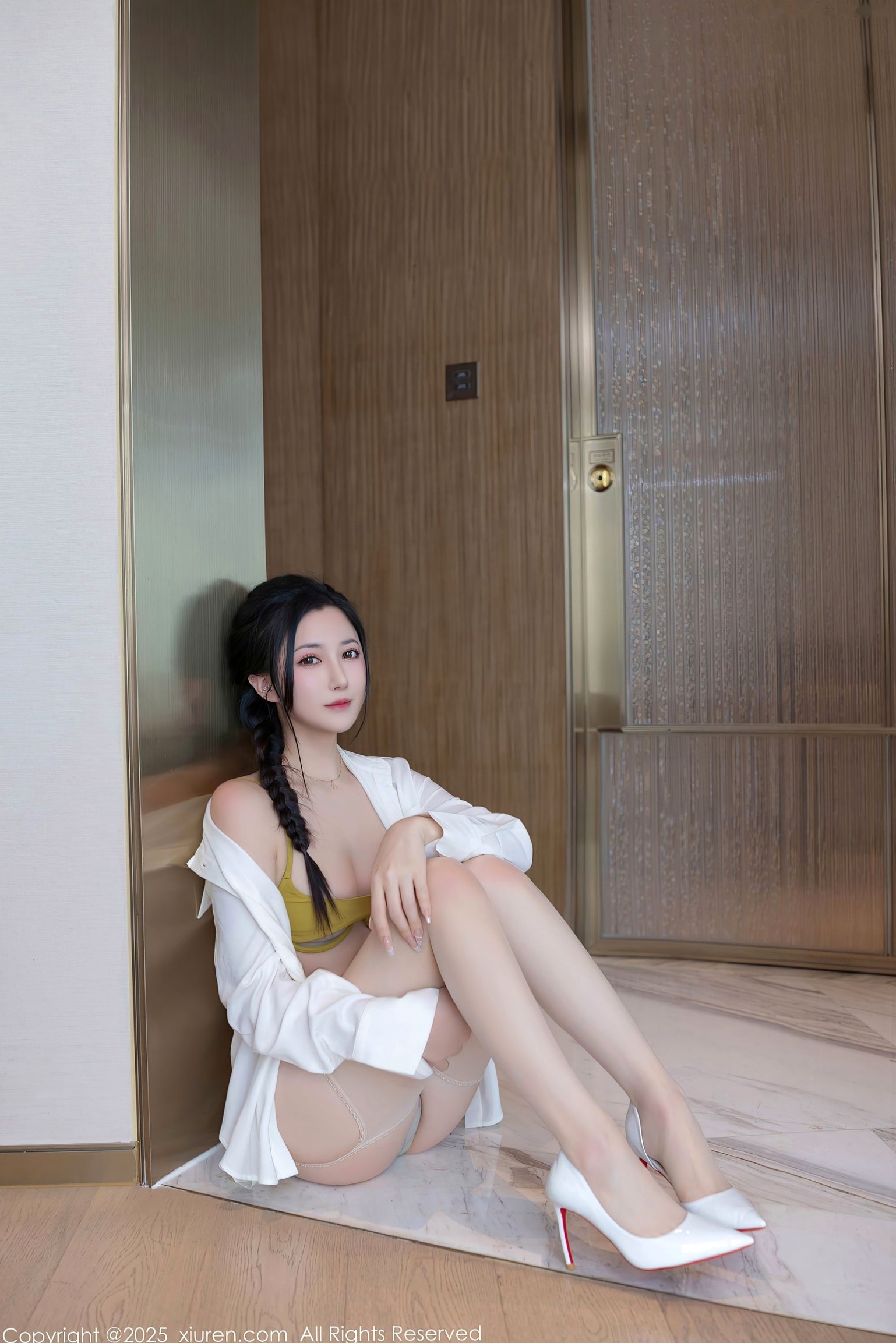 XiuRen秀人网-9709-鱼子酱Fish-极致性感私房照,简约白衬衫搭配杏黄内衣,傲人曲线尽显,诱惑力十足