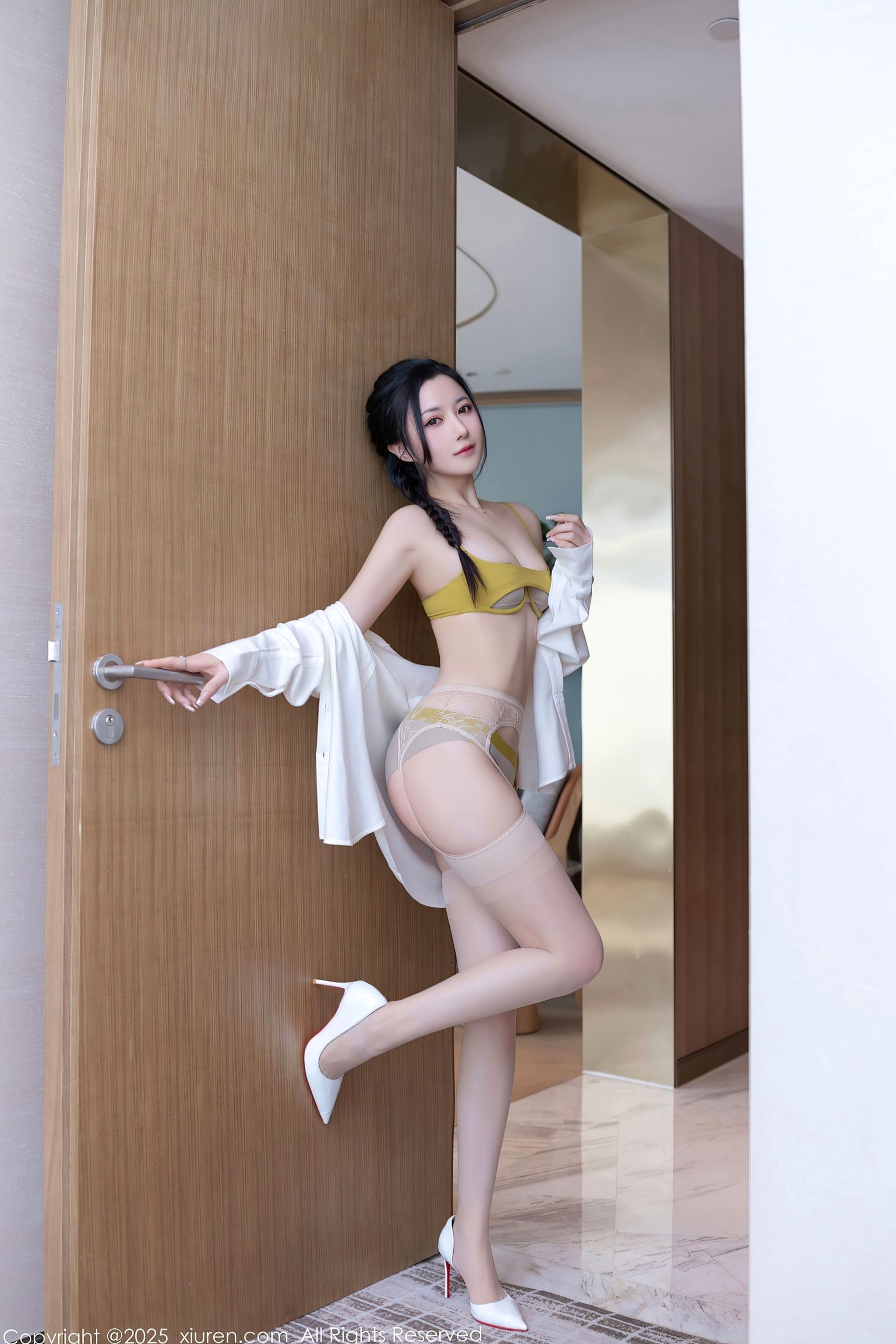 XiuRen秀人网-9709-鱼子酱Fish-极致性感私房照,简约白衬衫搭配杏黄内衣,傲人曲线尽显,诱惑力十足