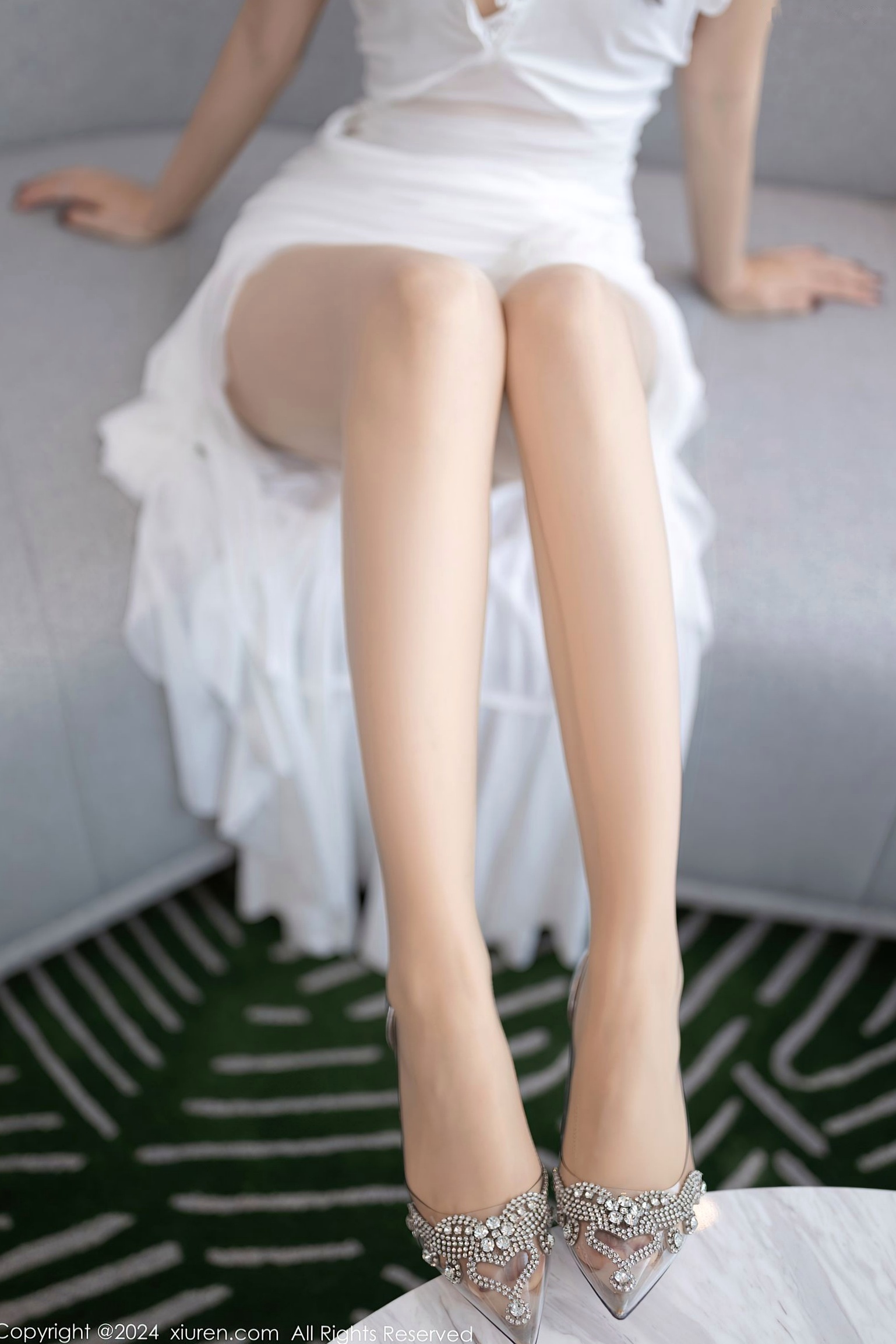秀人网9276期:鱼子酱Fish肉色连体衣私房写真,轻薄白裙勾勒曼妙曲线,慵懒卧室风格带来极致视觉诱惑