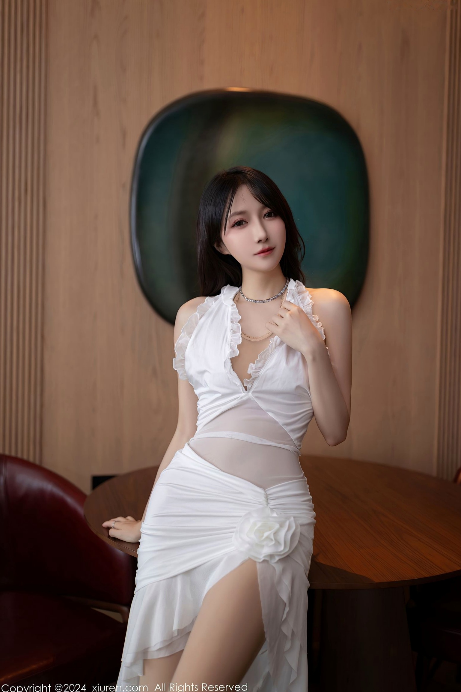 秀人网9276期:鱼子酱Fish肉色连体衣私房写真,轻薄白裙勾勒曼妙曲线,慵懒卧室风格带来极致视觉诱惑