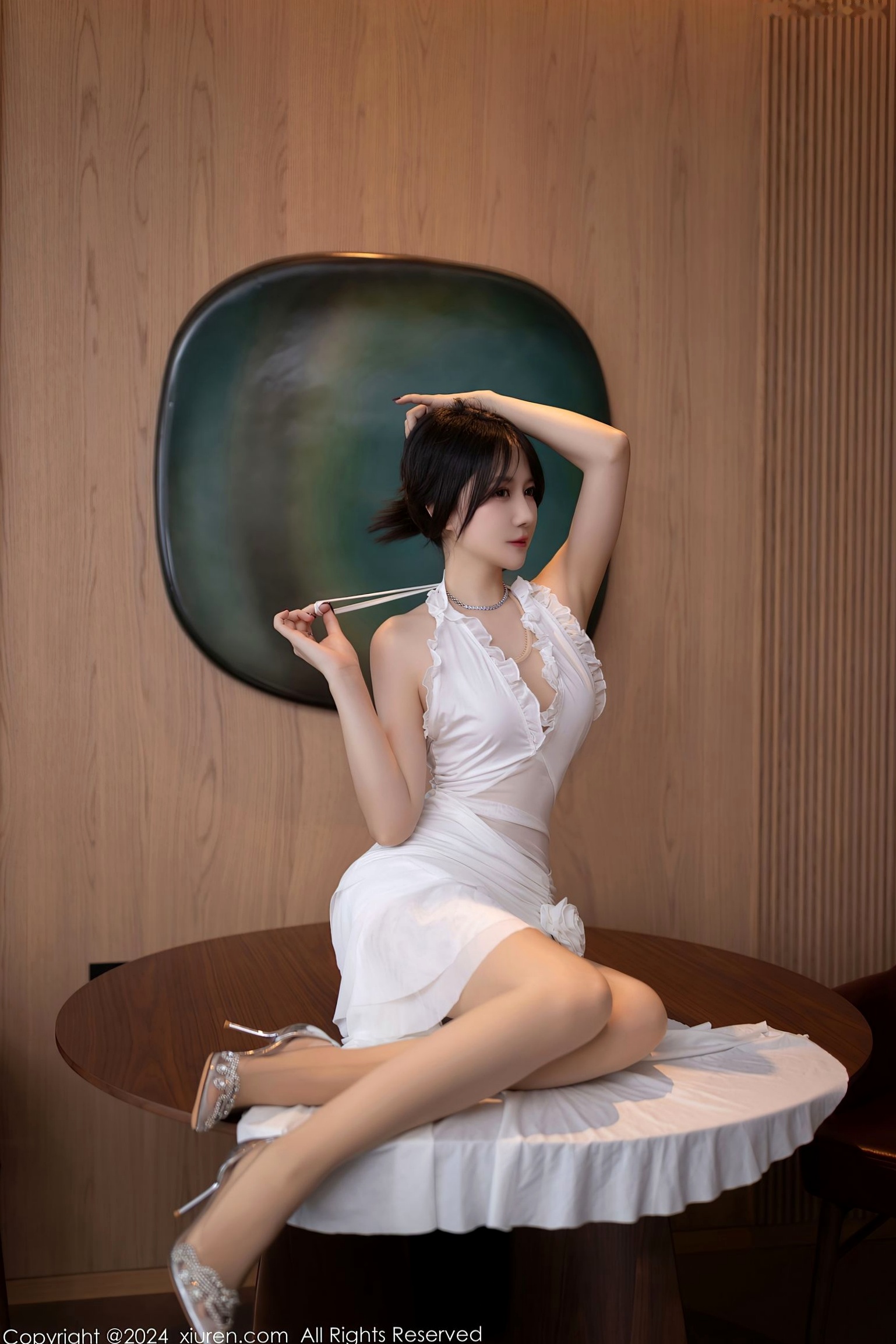秀人网9276期:鱼子酱Fish肉色连体衣私房写真,轻薄白裙勾勒曼妙曲线,慵懒卧室风格带来极致视觉诱惑