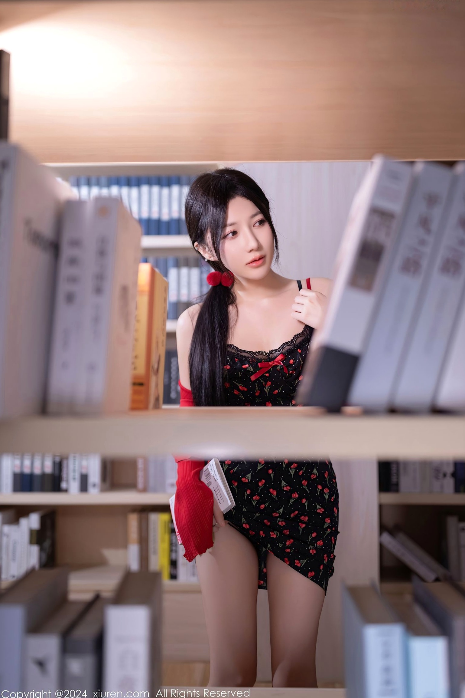 XiuRen秀人网-8596-鱼子酱Fish-图书馆私房照-红外套黑裙性感写真-大尺度诱惑视觉盛宴-2024.05.24