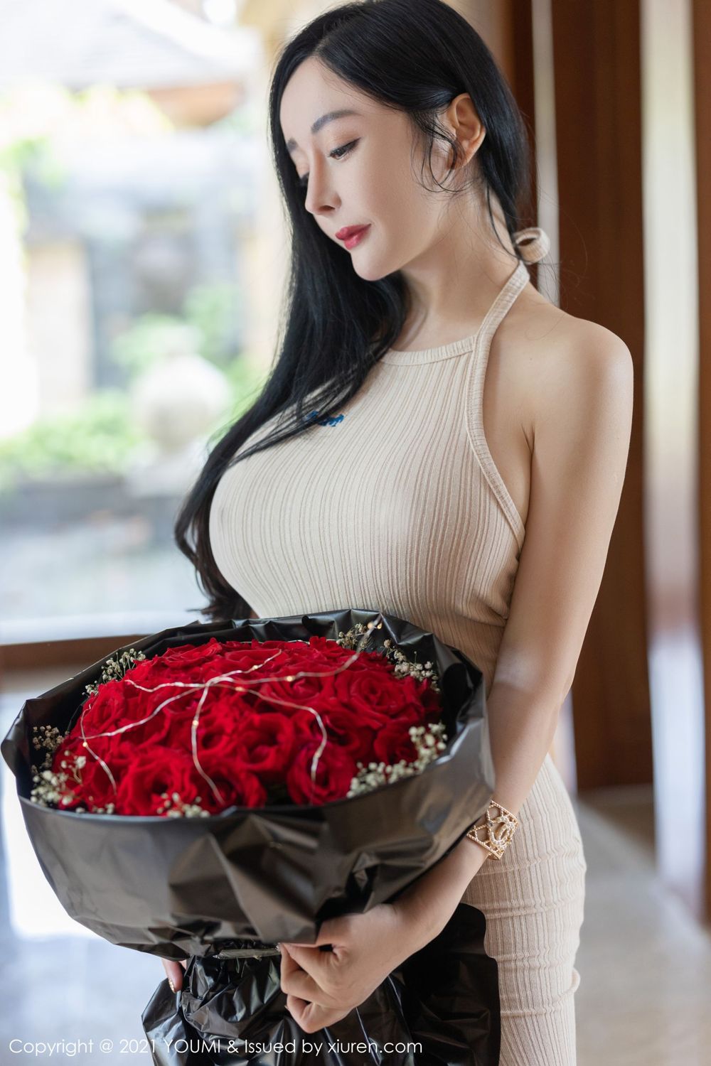 允薾西双版纳旅拍 一束鲜花举杯共饮