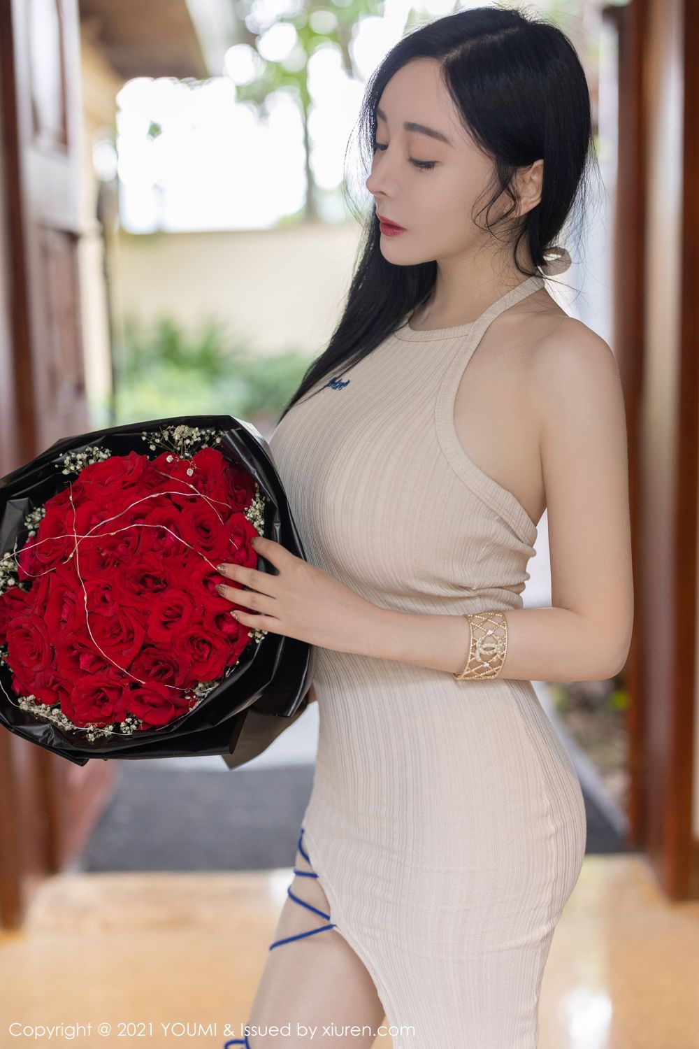 允薾西双版纳旅拍 一束鲜花举杯共饮