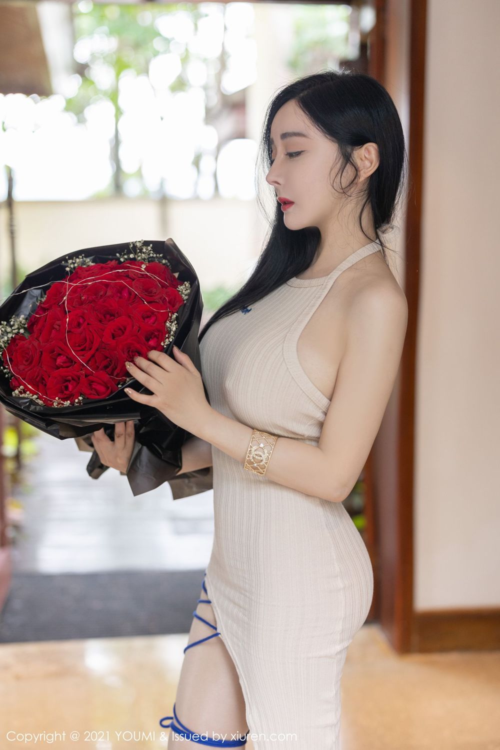 允薾西双版纳旅拍 一束鲜花举杯共饮
