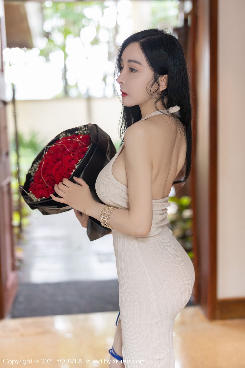 允薾西双版纳旅拍 一束鲜花举杯共饮