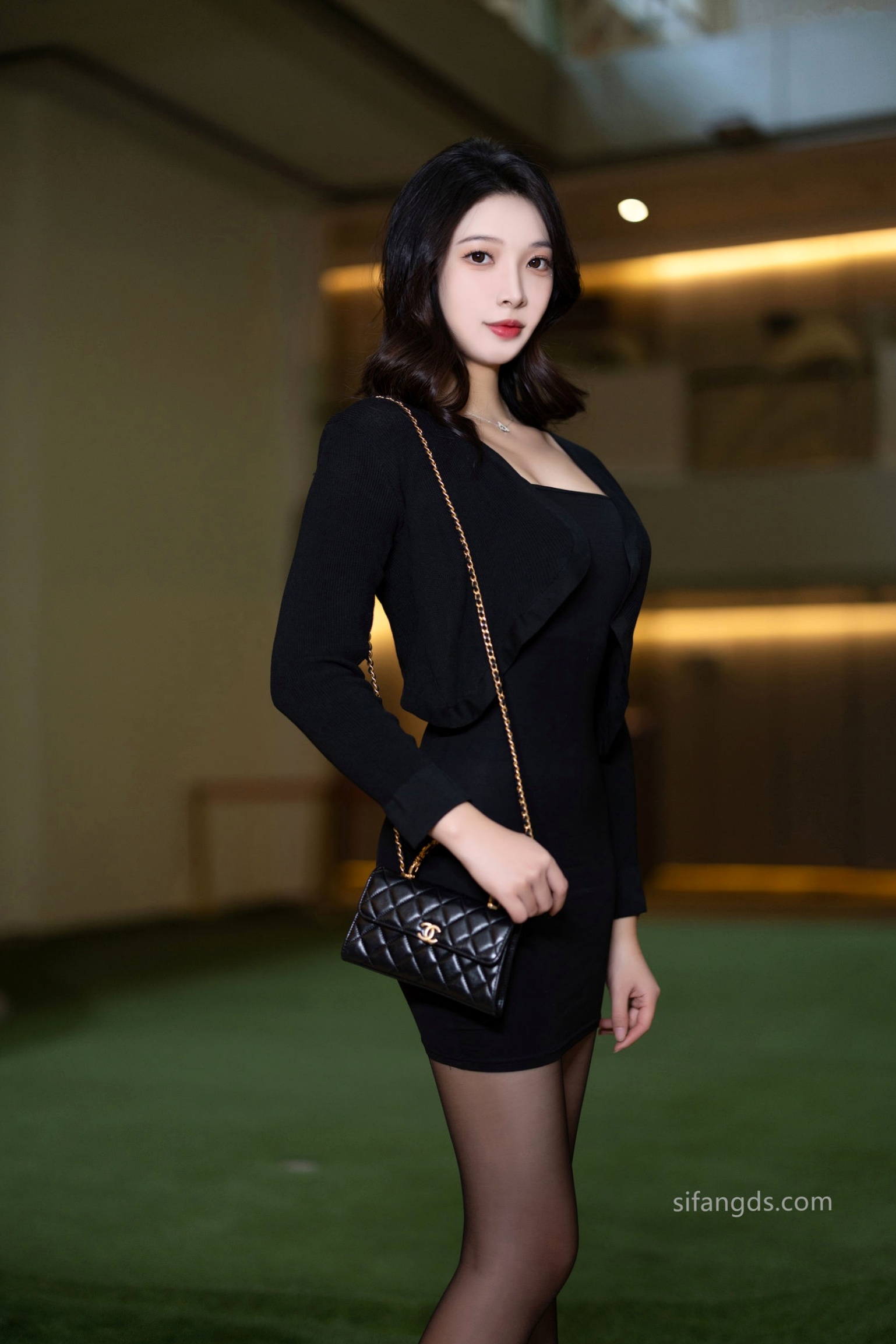 XR-Uncensored 郑颖姗私房写真:黑丝诱惑与绝美背影,极致身材呈现轻熟御姐风情与居家私拍魅力