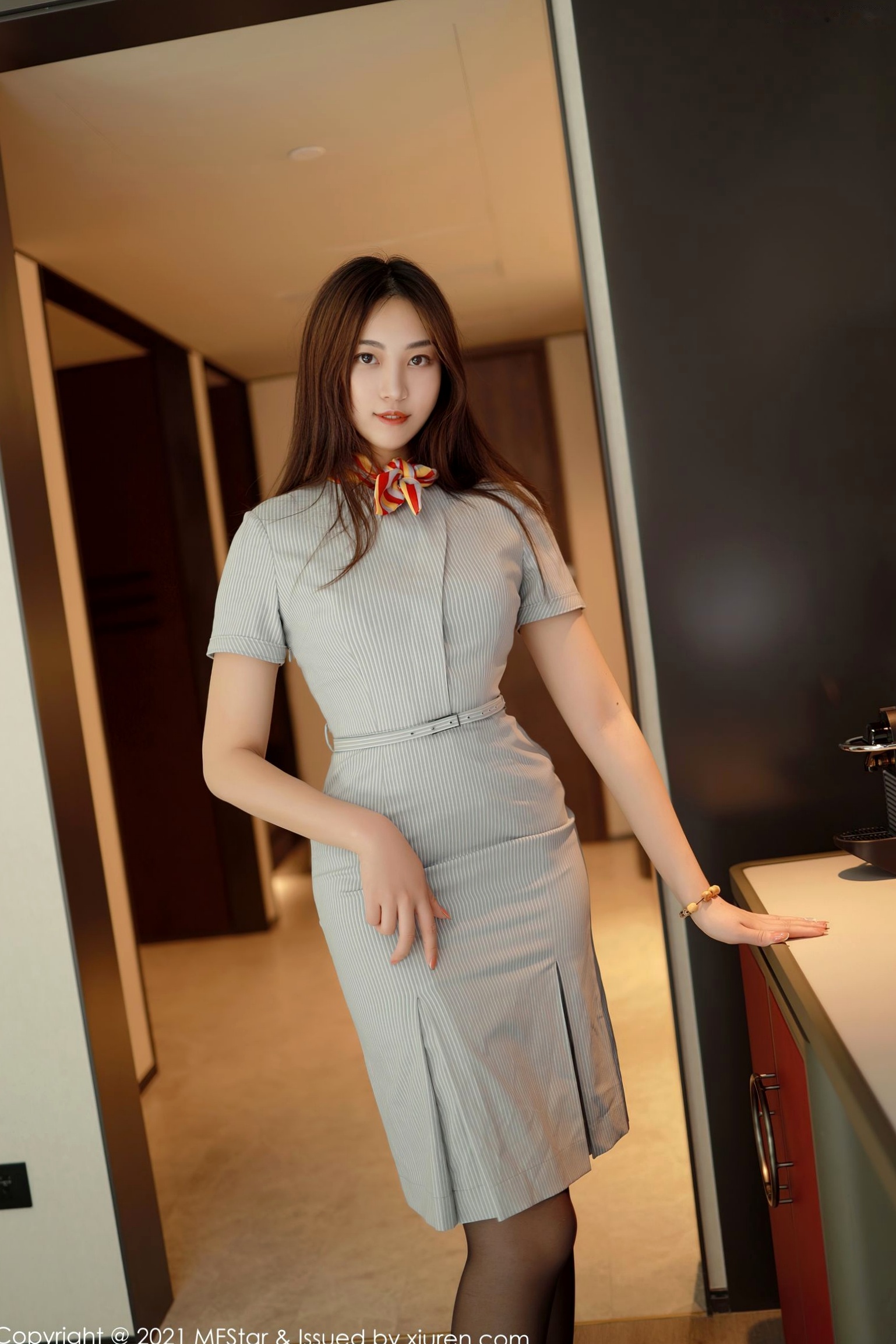 MFStar模范学院-郑颖姗三亚旅拍-职场空姐制服诱惑-蕾丝吊带袜美腿写真