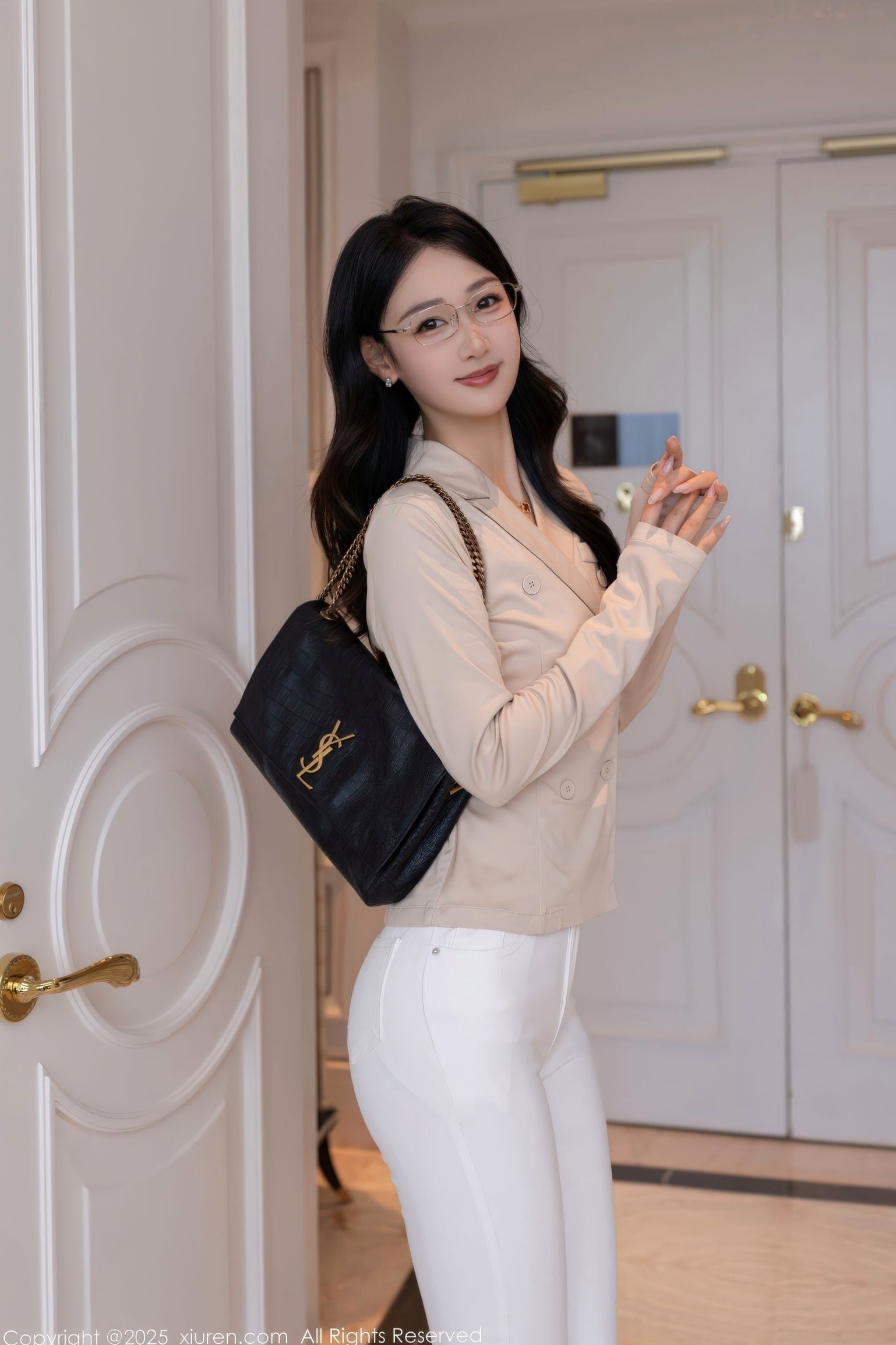 秀人网 唐安琪 干练米色西装紧身白裤室内私房 优雅职场丽人时尚穿搭写真