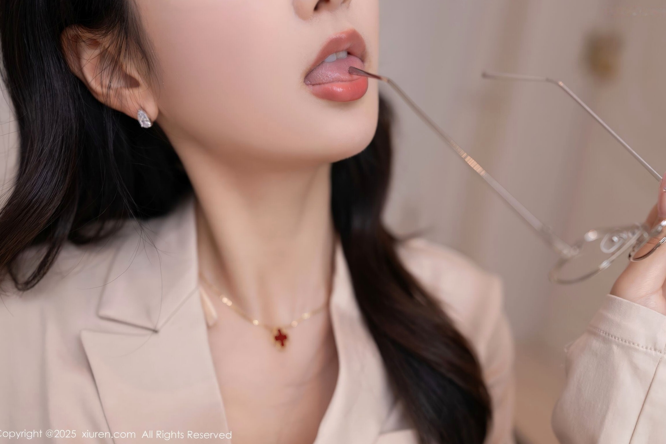 秀人网 唐安琪 干练米色西装紧身白裤室内私房 优雅职场丽人时尚穿搭写真