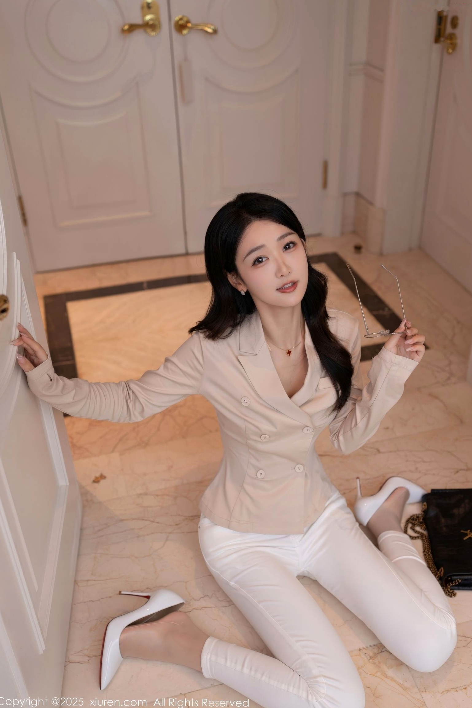 秀人网 唐安琪 干练米色西装紧身白裤室内私房 优雅职场丽人时尚穿搭写真