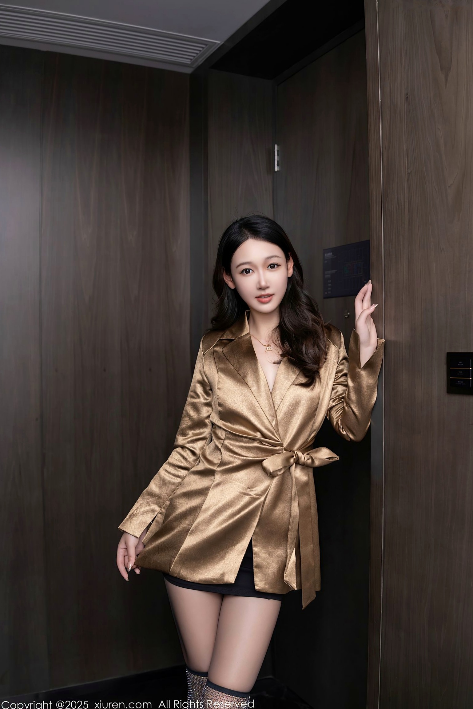XiuRen秀人网-9751-唐安琪-金色外套黑短裙黑蕾丝内衣-2025.01.13