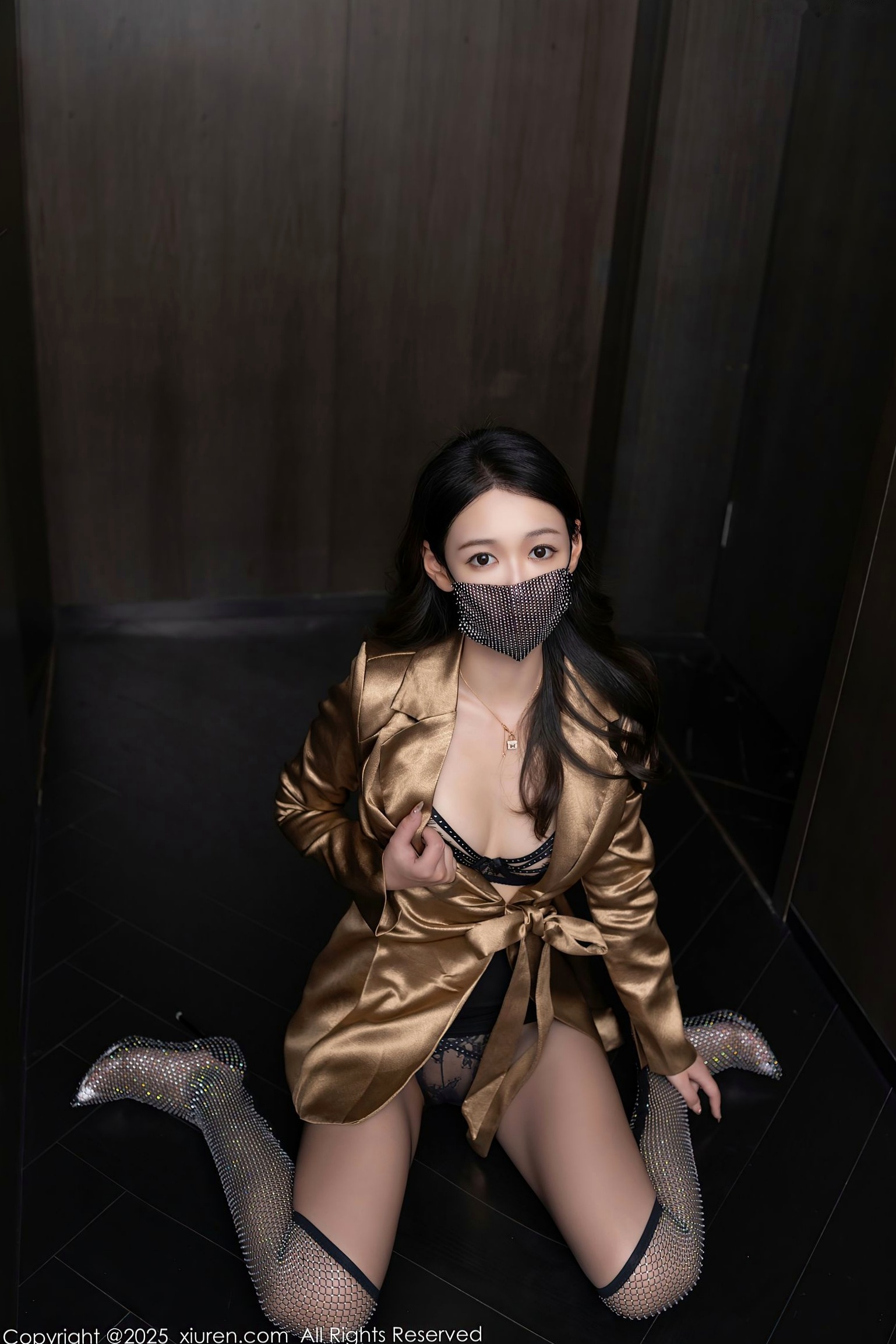 XiuRen秀人网-9751-唐安琪-金色外套黑短裙黑蕾丝内衣-2025.01.13