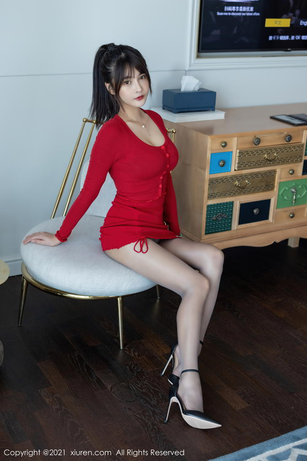 红裙丽人萌奈子 丰腴有致简约风格