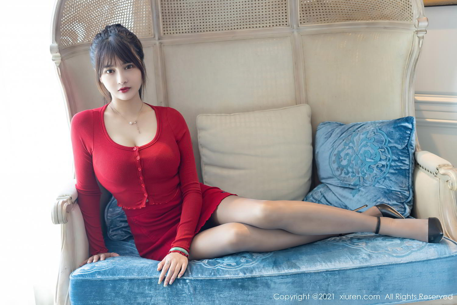 红裙丽人萌奈子 丰腴有致简约风格
