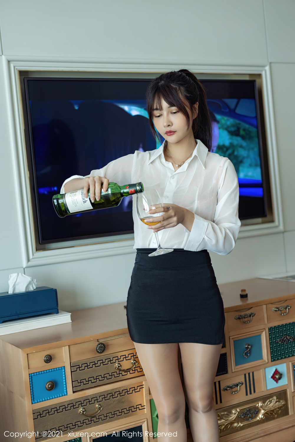 丰满妹子萌奈子 动人职业OL系列