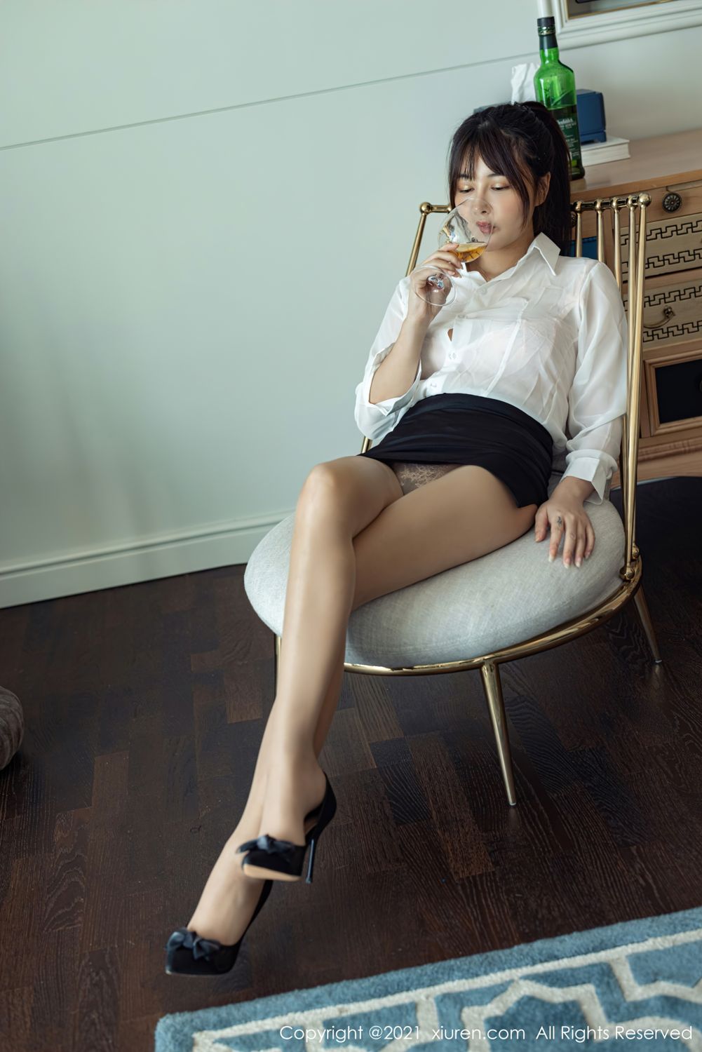 丰满妹子萌奈子 动人职业OL系列