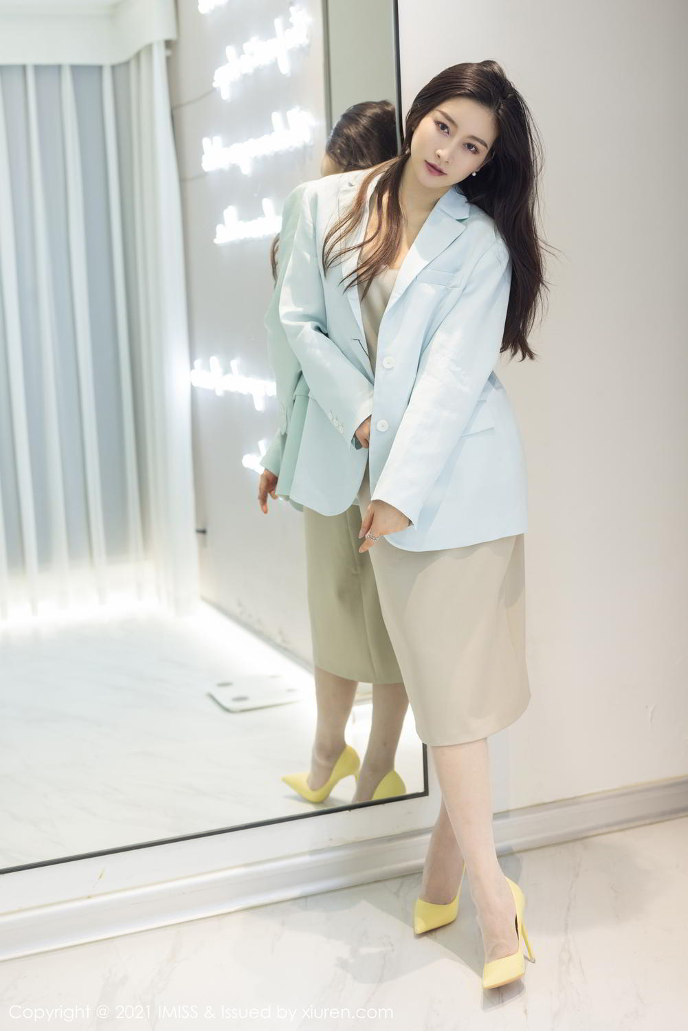 气质美女Vanessa 碎花与蕾丝内衣