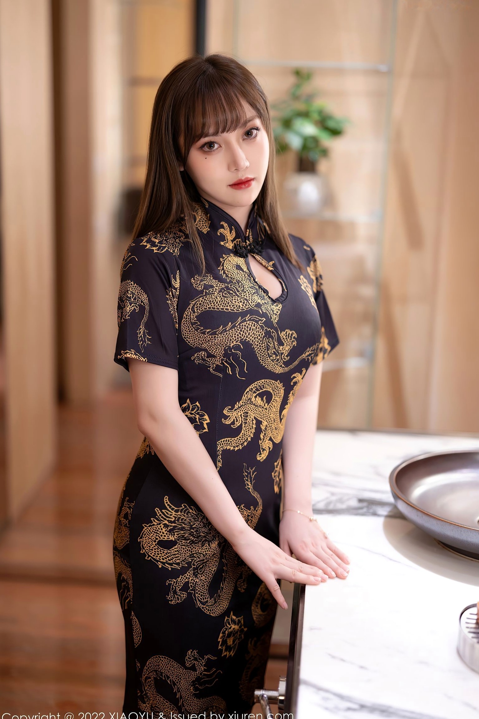XiaoYu语画界-707-豆瓣酱:黑金龙纹旗袍诱惑,原色丝袜秀美腿,室内极致性感私房大片