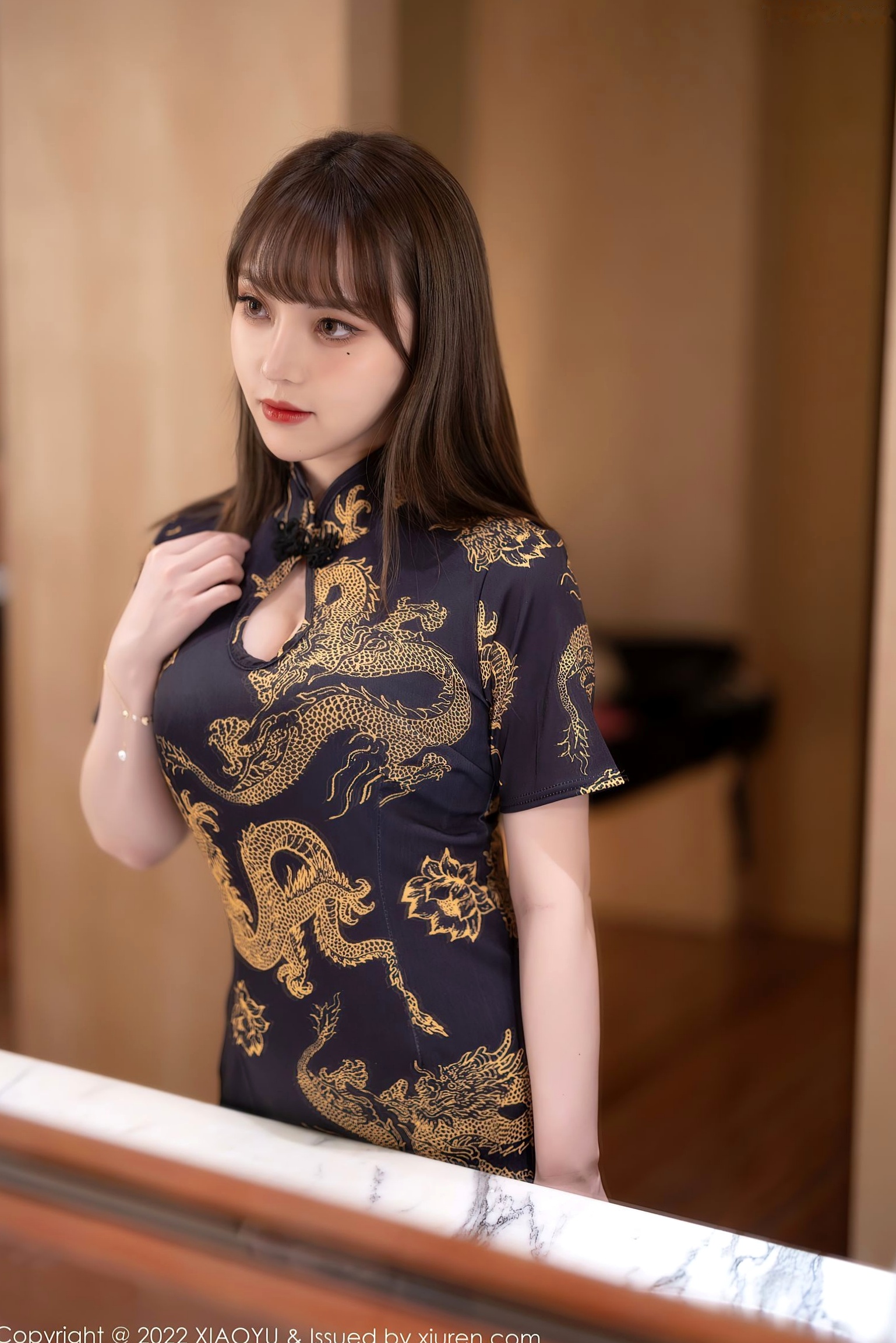 XiaoYu语画界-707-豆瓣酱:黑金龙纹旗袍诱惑,原色丝袜秀美腿,室内极致性感私房大片