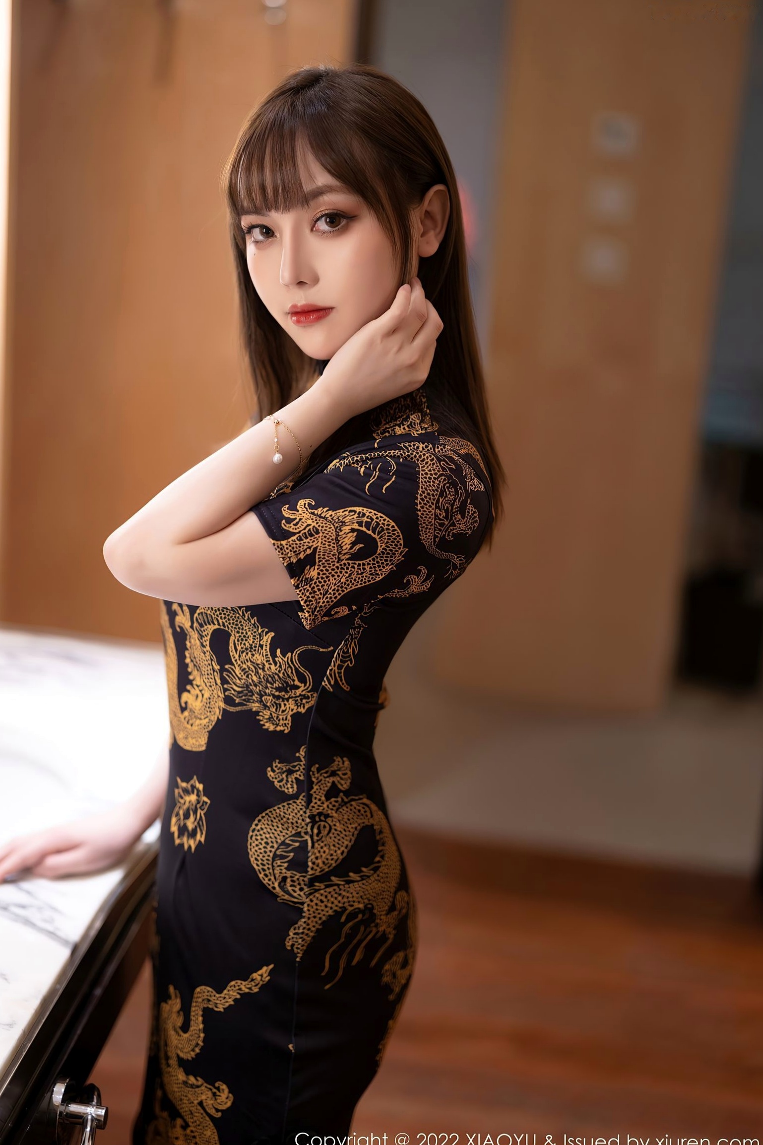 XiaoYu语画界-707-豆瓣酱:黑金龙纹旗袍诱惑,原色丝袜秀美腿,室内极致性感私房大片