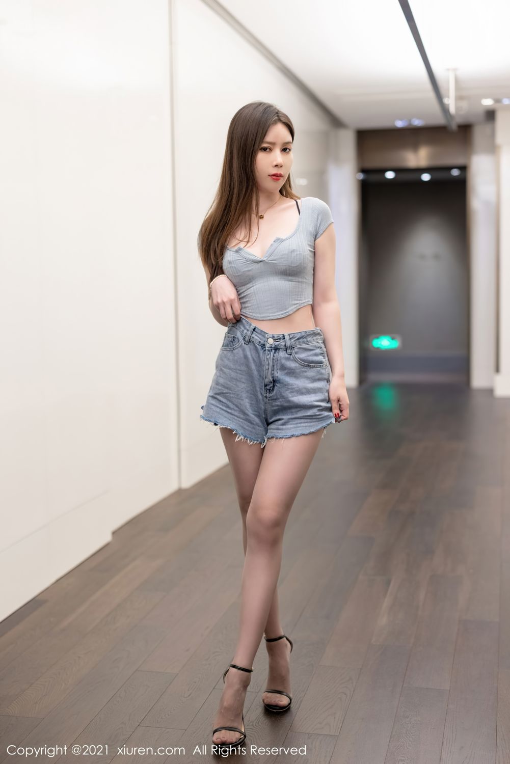 轻熟美人吴雪瑶 超A的牛仔短裤