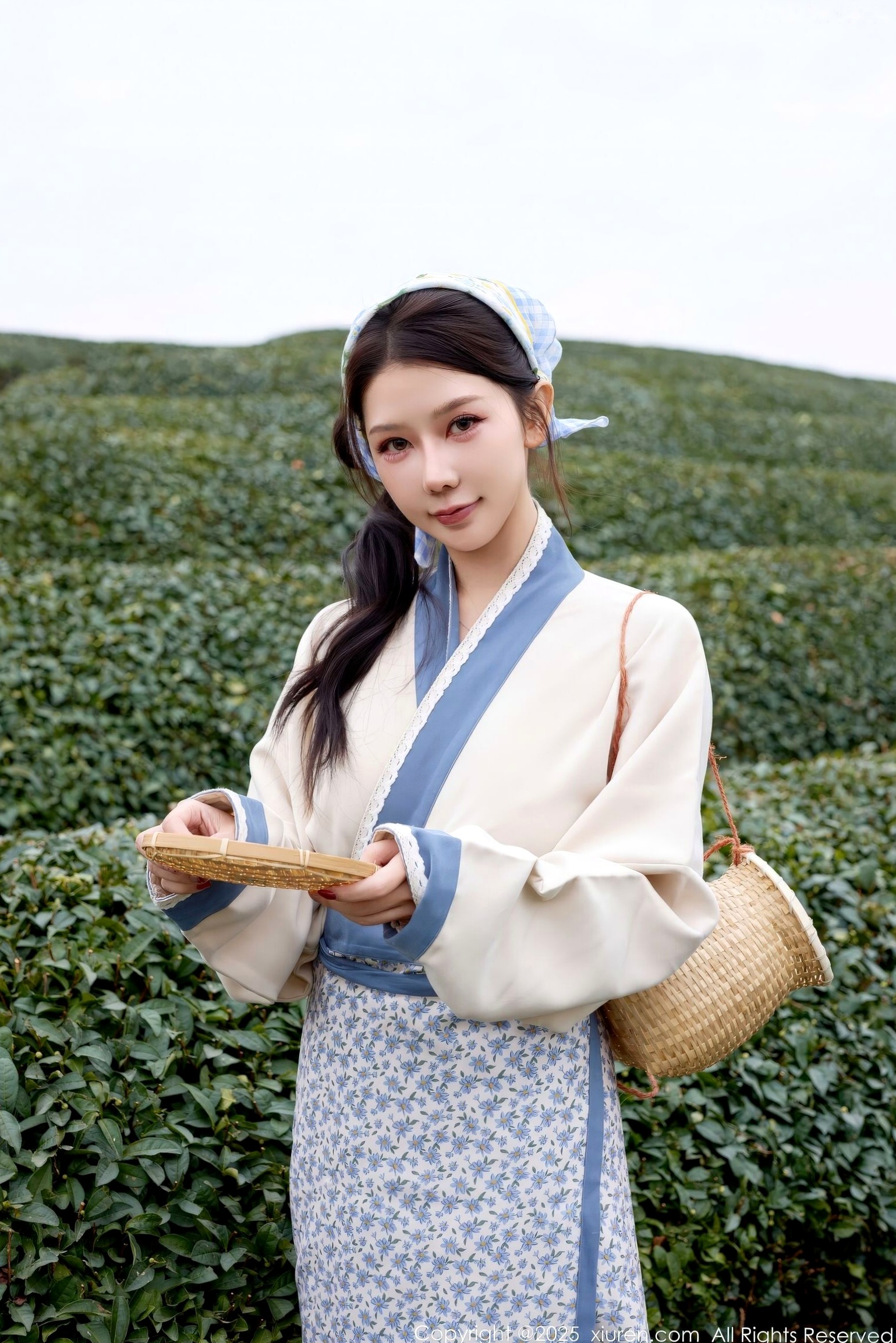秀人网XiuRen 尹甜甜 采茶女古风白衣户外大尺度写真 清新茶园极品美腿