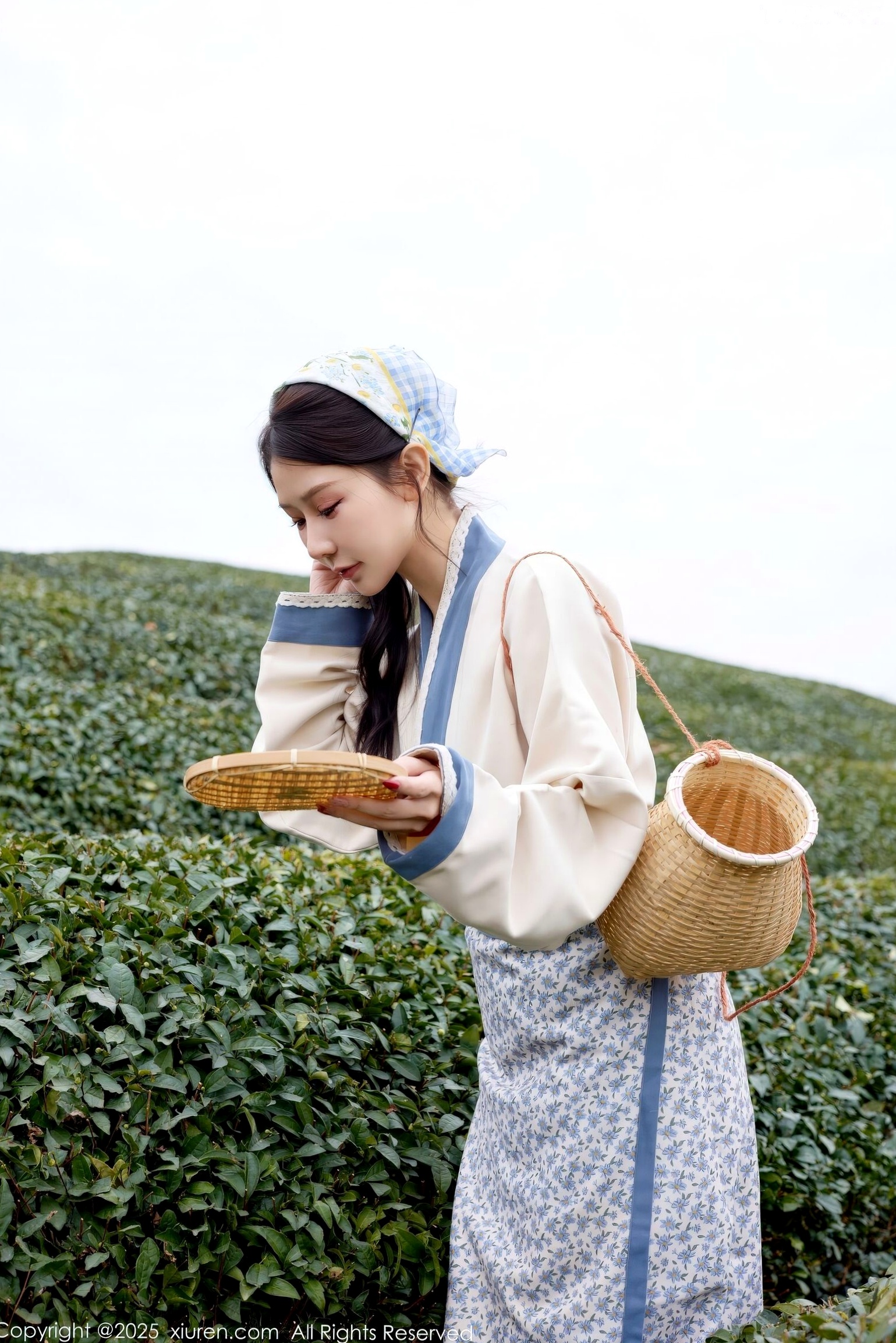 秀人网XiuRen 尹甜甜 采茶女古风白衣户外大尺度写真 清新茶园极品美腿