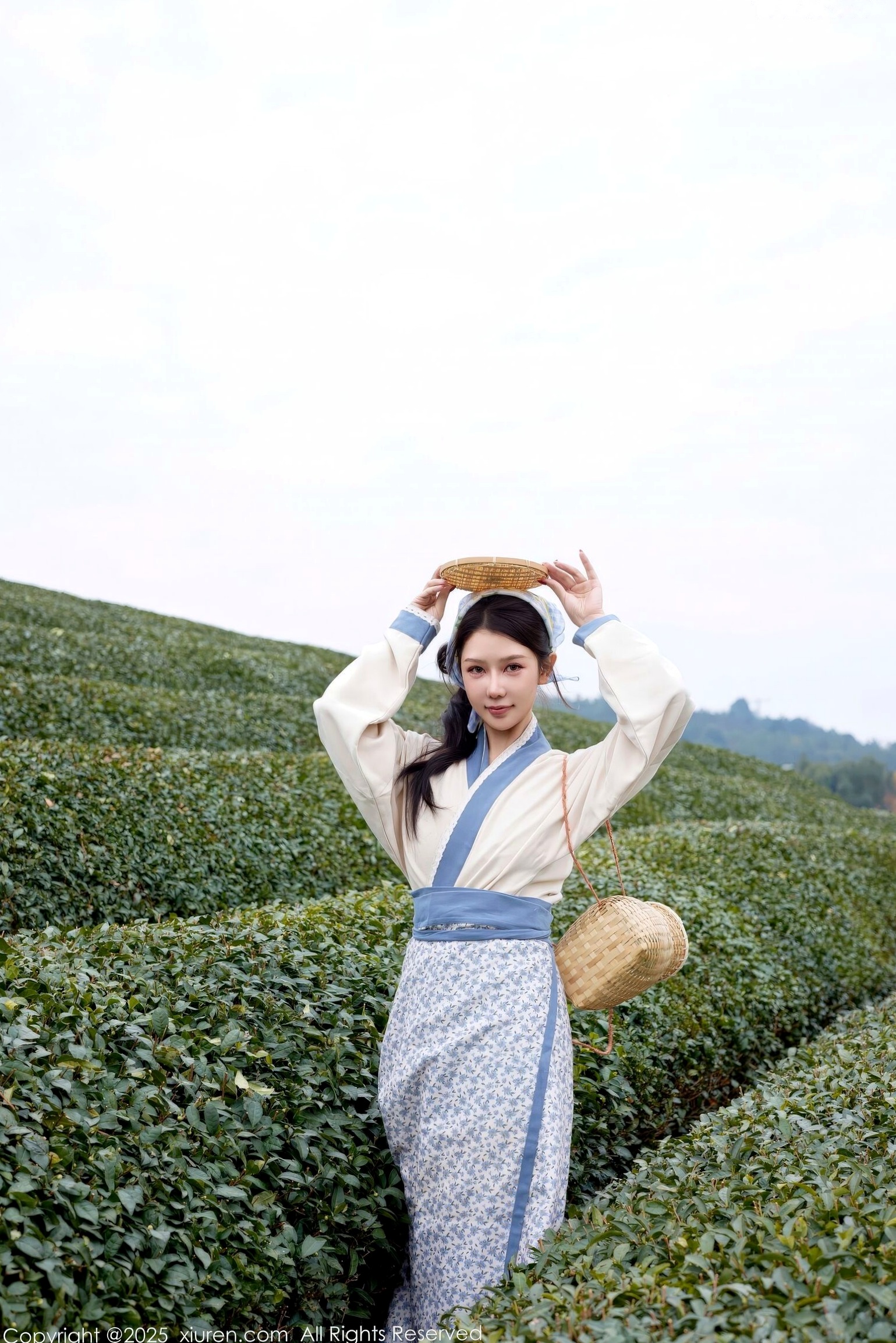秀人网XiuRen 尹甜甜 采茶女古风白衣户外大尺度写真 清新茶园极品美腿
